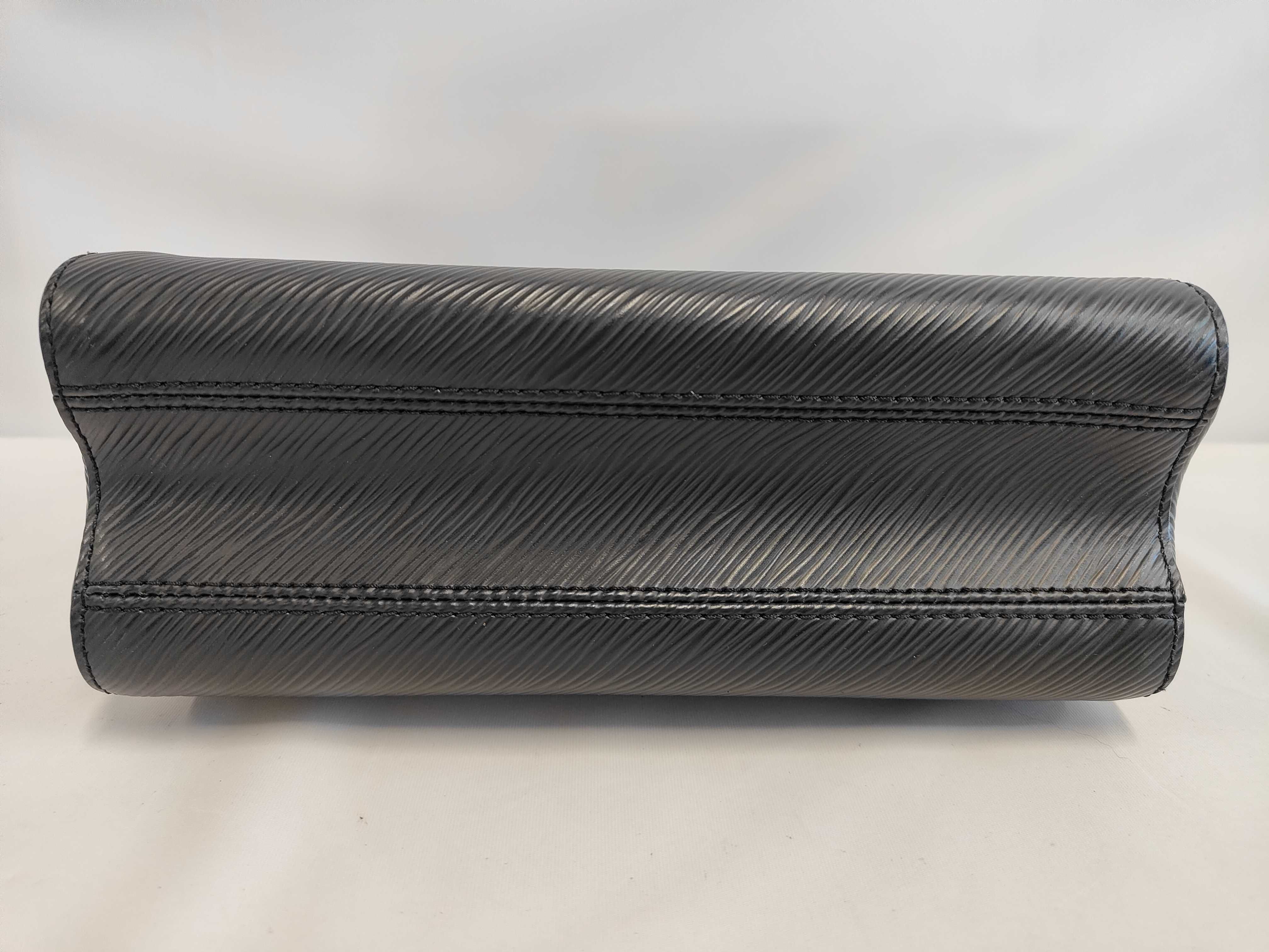 Epi Twist MM Noir Shoulder Bag — view 4