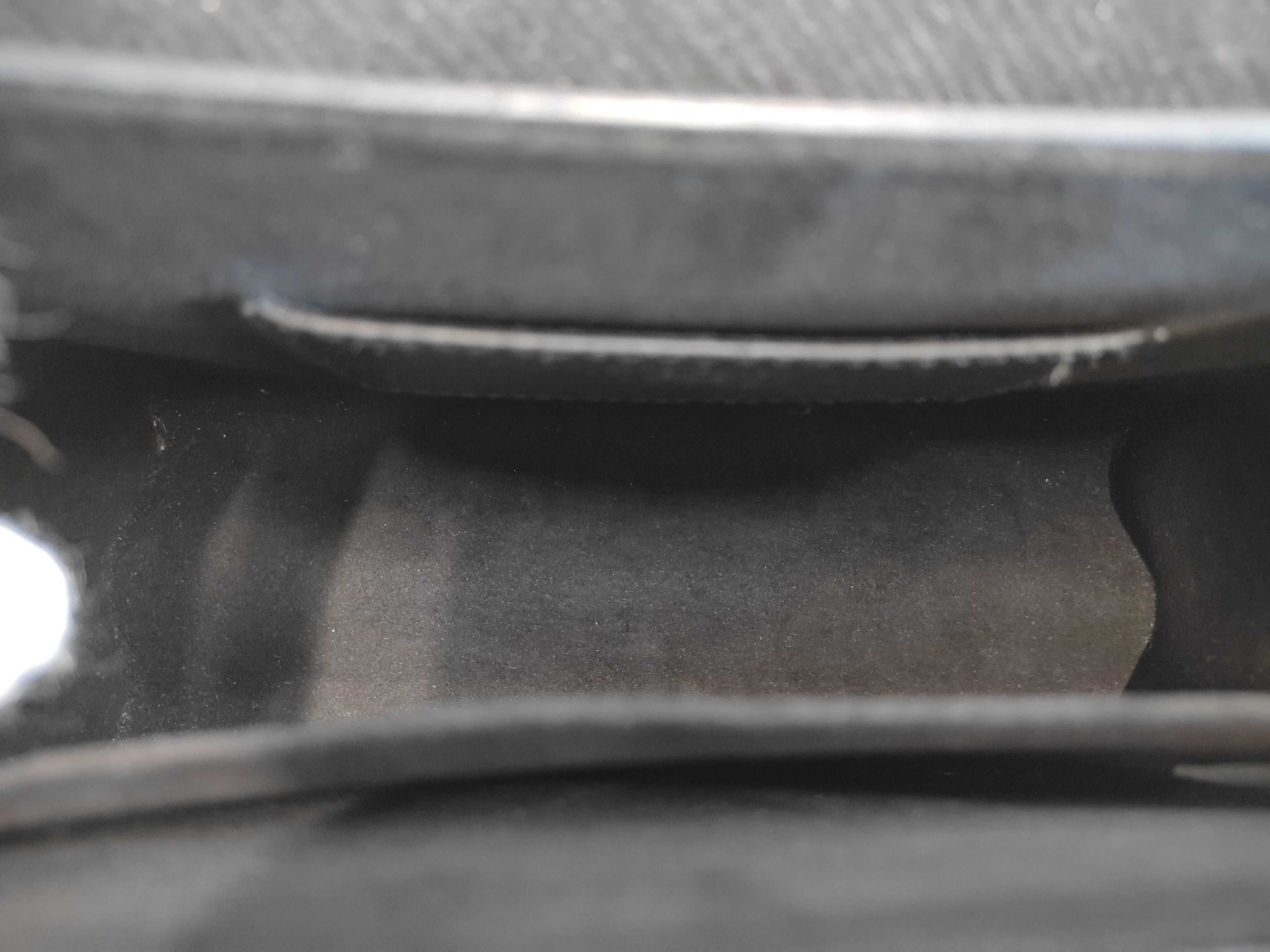 Epi Twist MM Noir Shoulder Bag — view 9