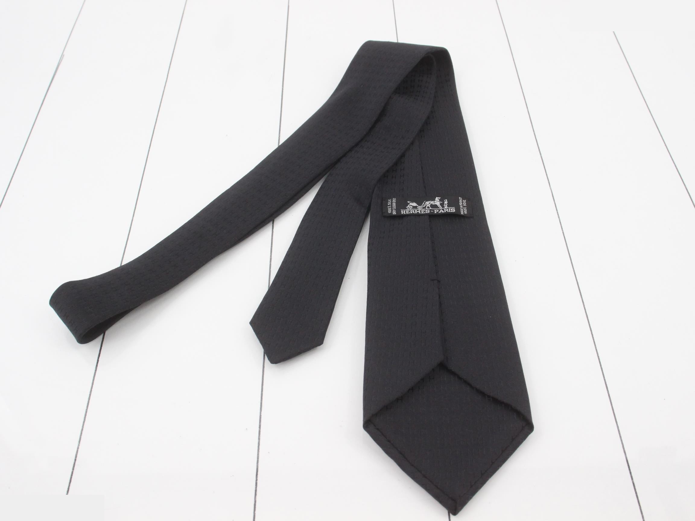 tie — view 2