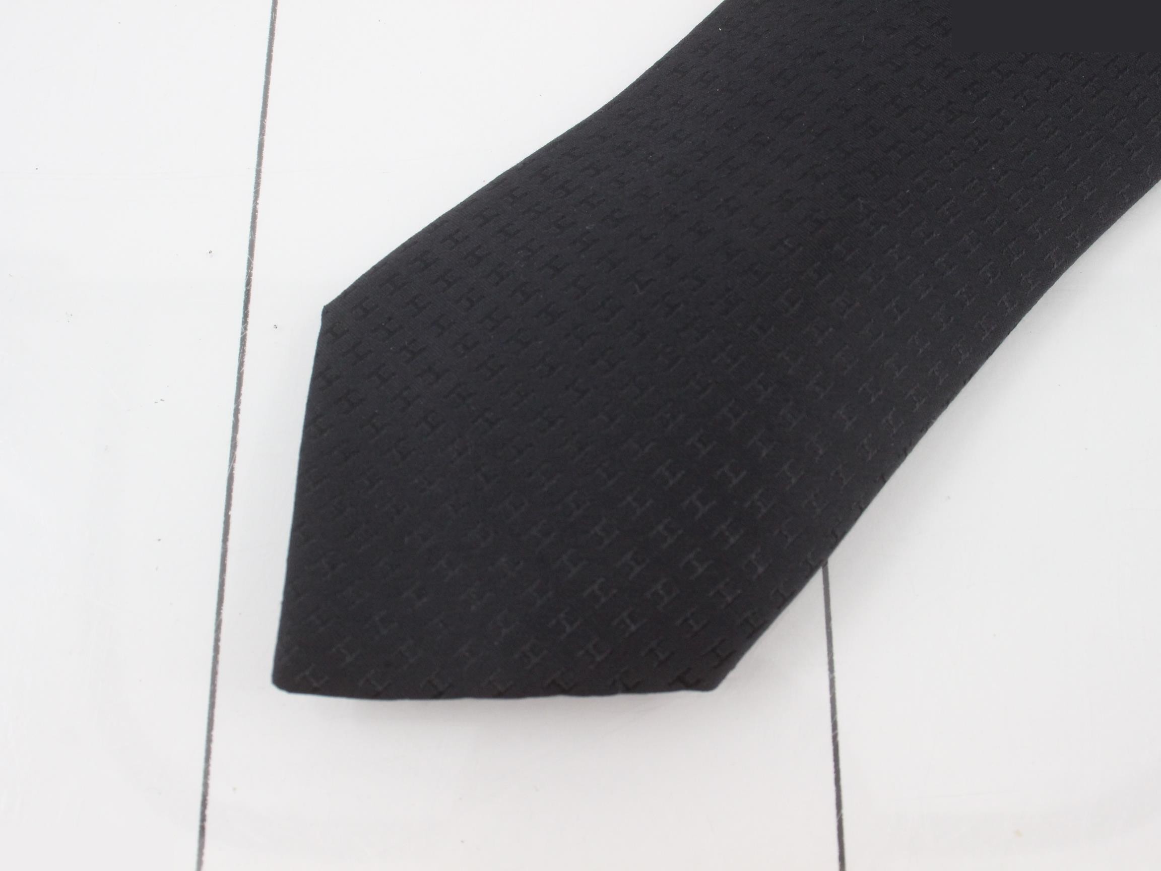 tie — view 3