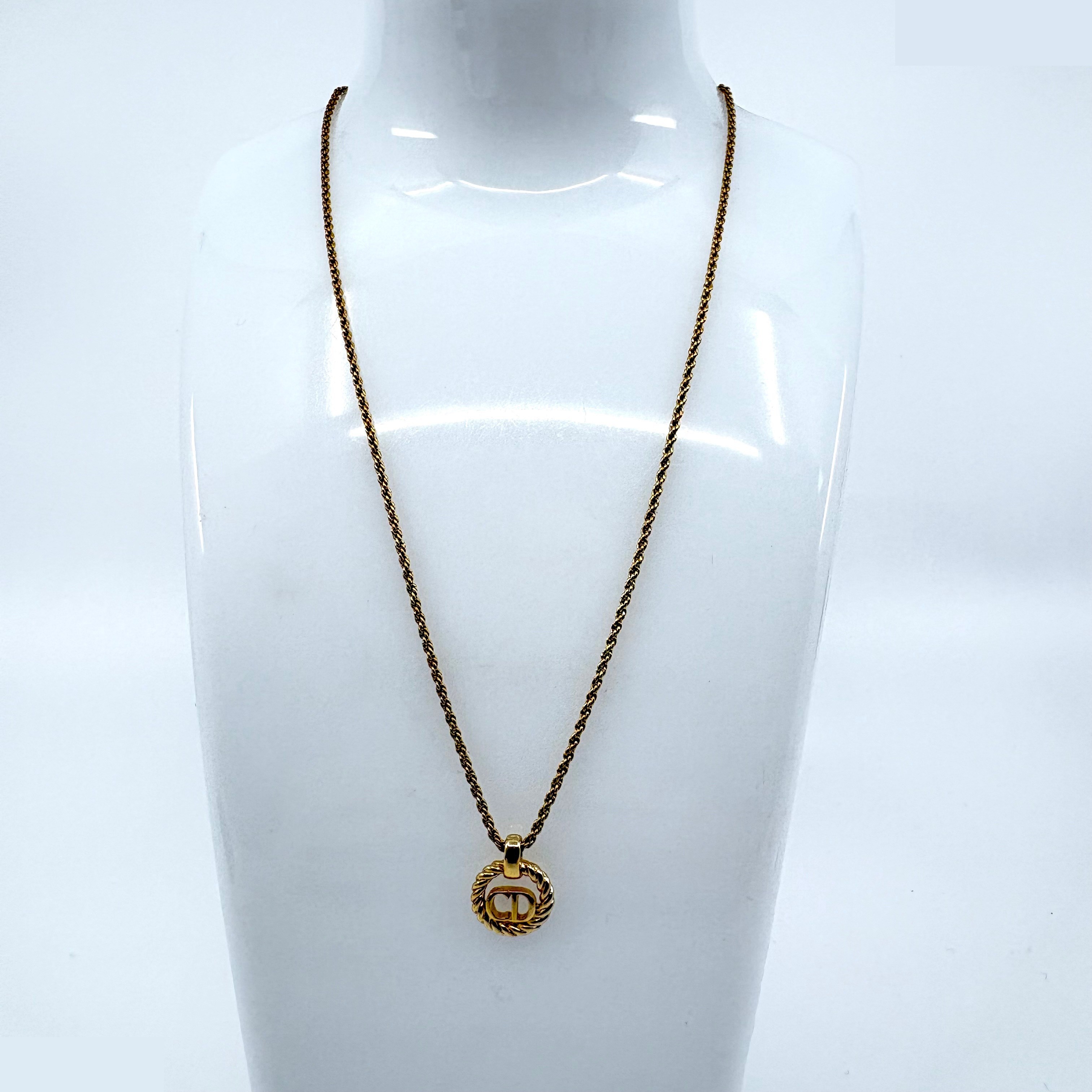 Trotter (precious metal) necklace pendant, neck circumference approximately 43 cm — view 2