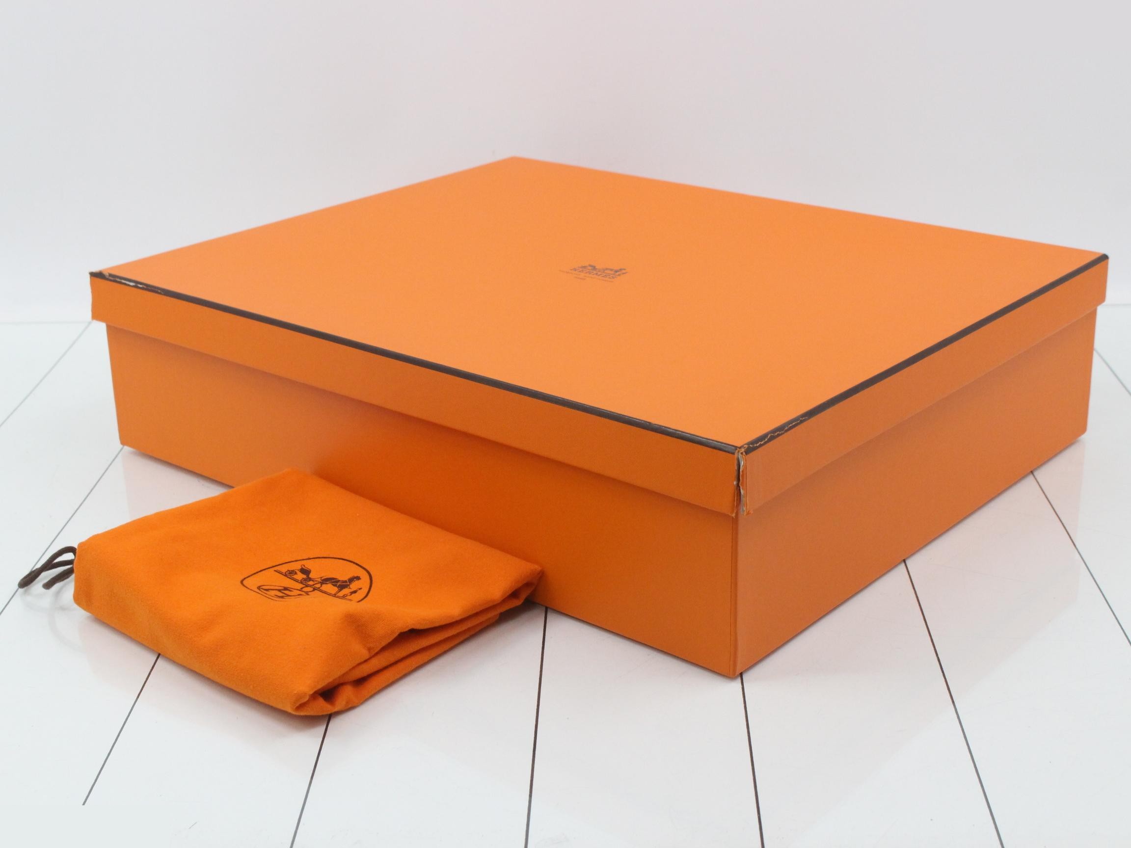Comes with box and dust bag. Other lines: Bags and tote bags. — view 7