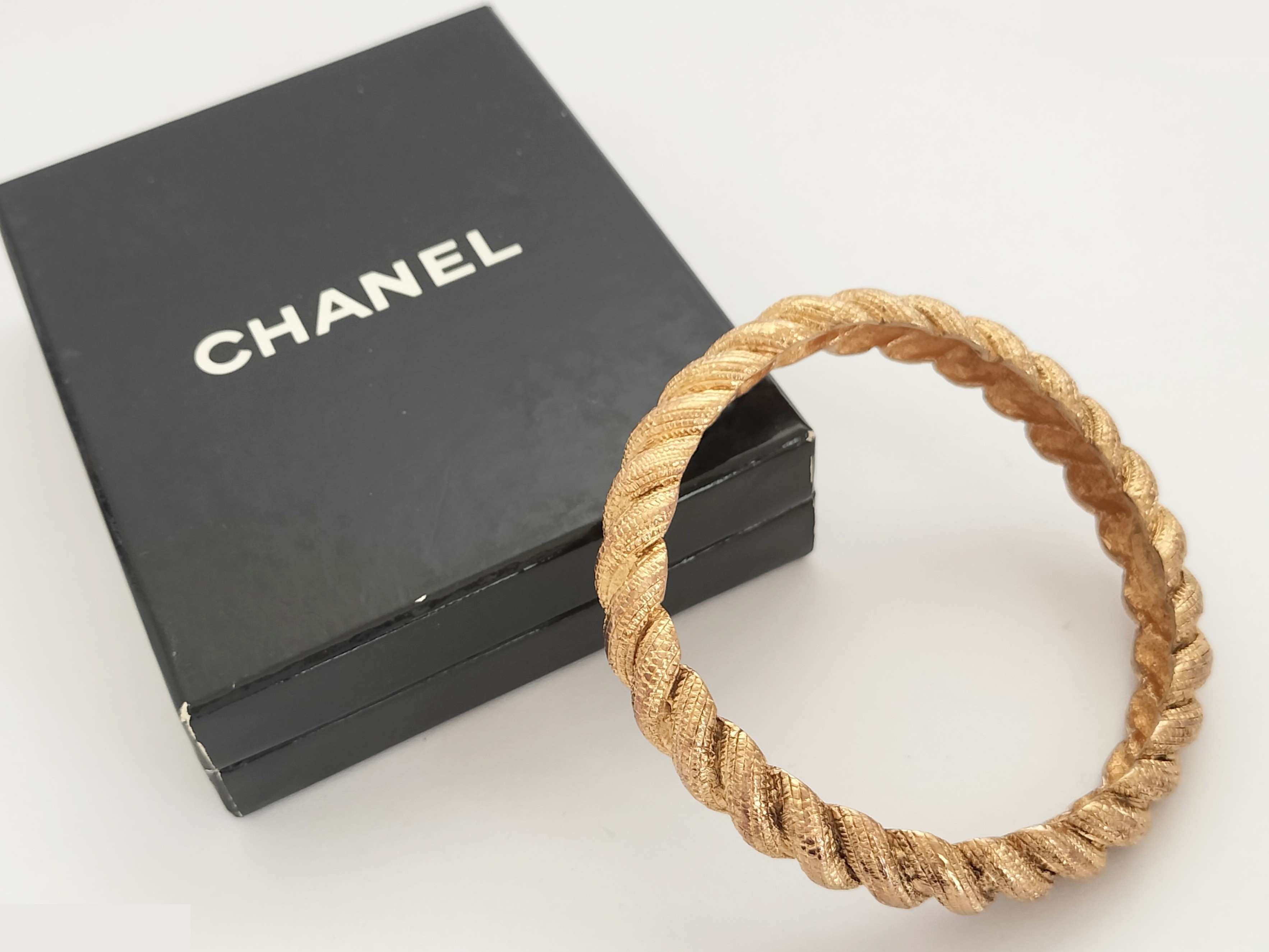 Gold bangle, wrist circumference approximately 21 cm — view 2