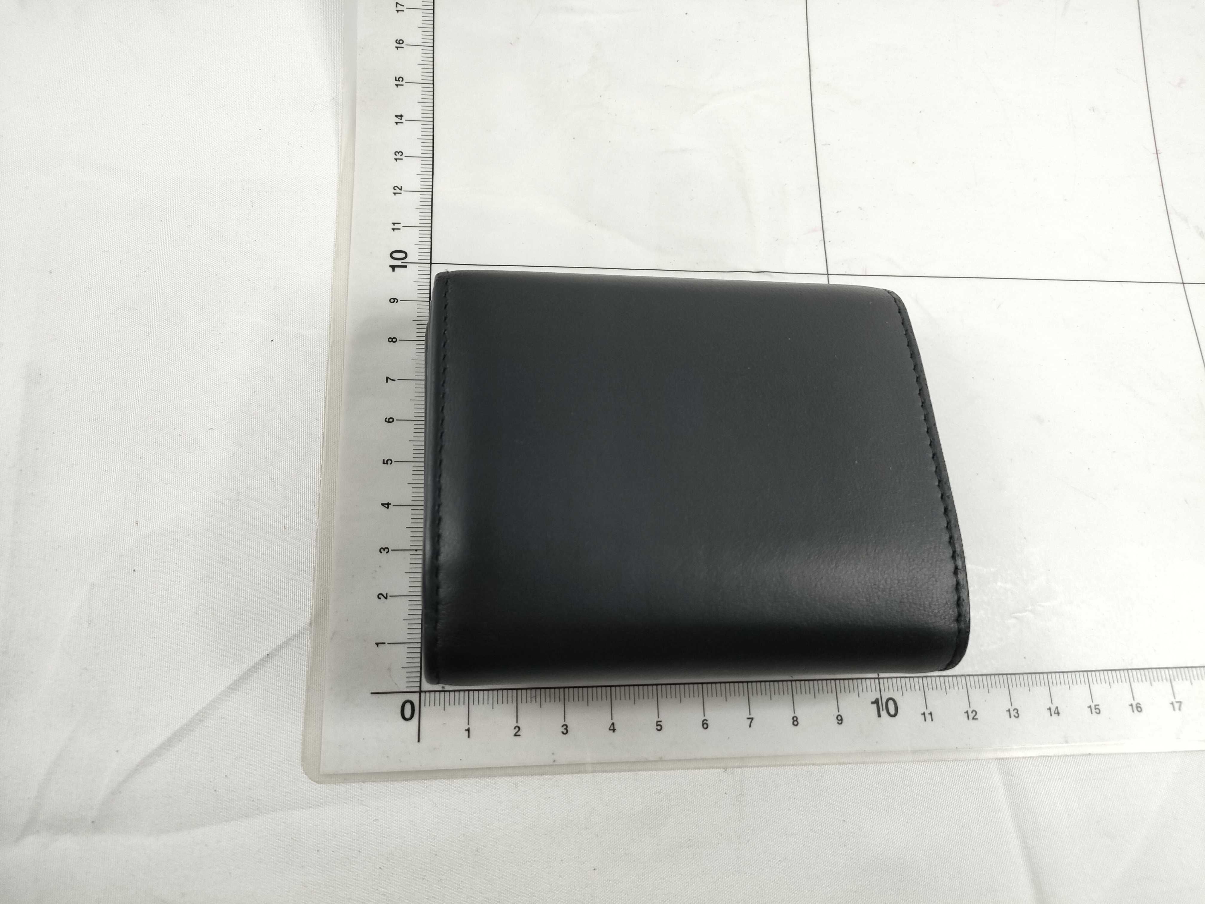 Triomphe Small Flap Wallet Leather Compact Wallet Black — view 2