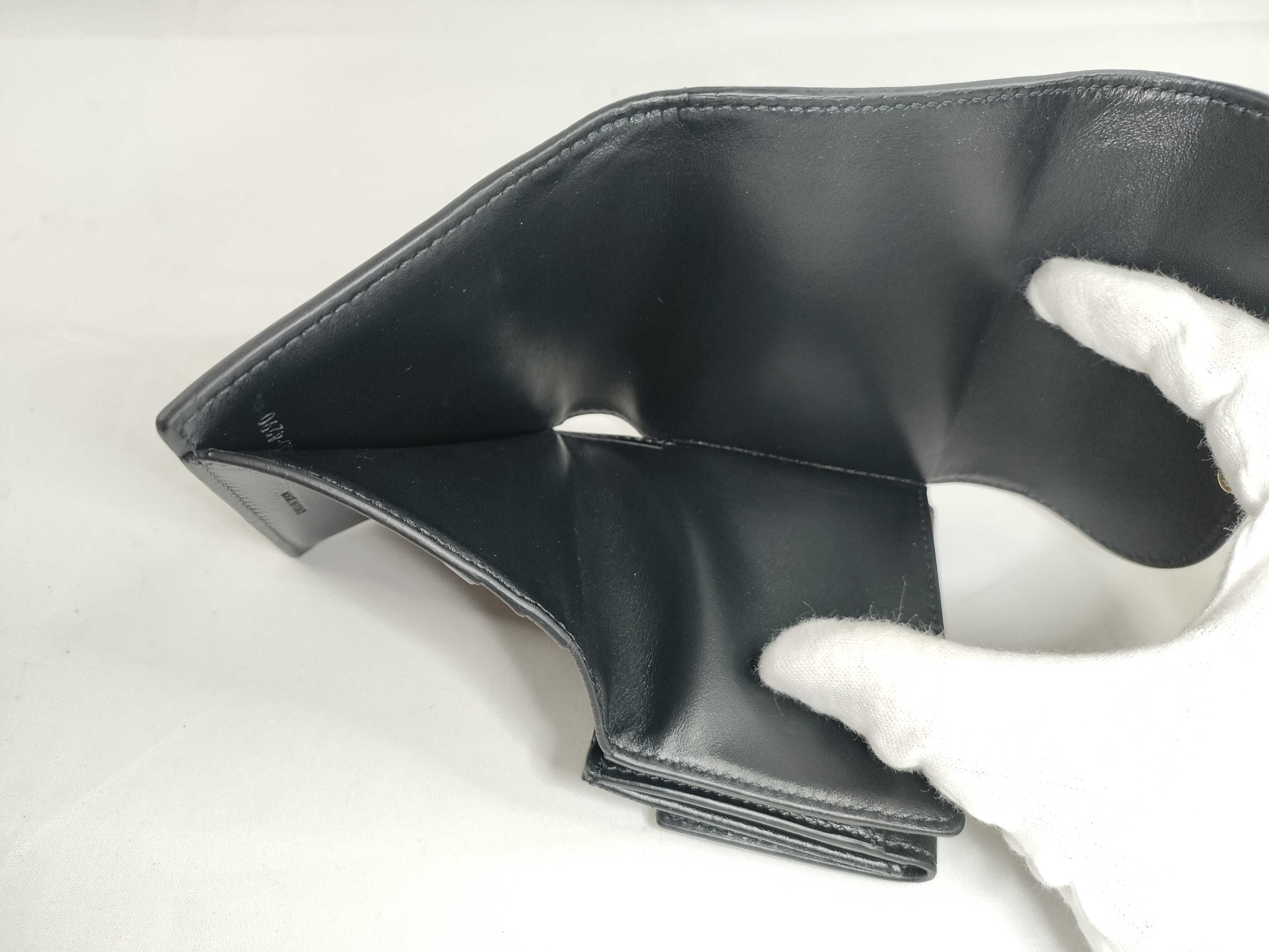Triomphe Small Flap Wallet Leather Compact Wallet Black — view 11