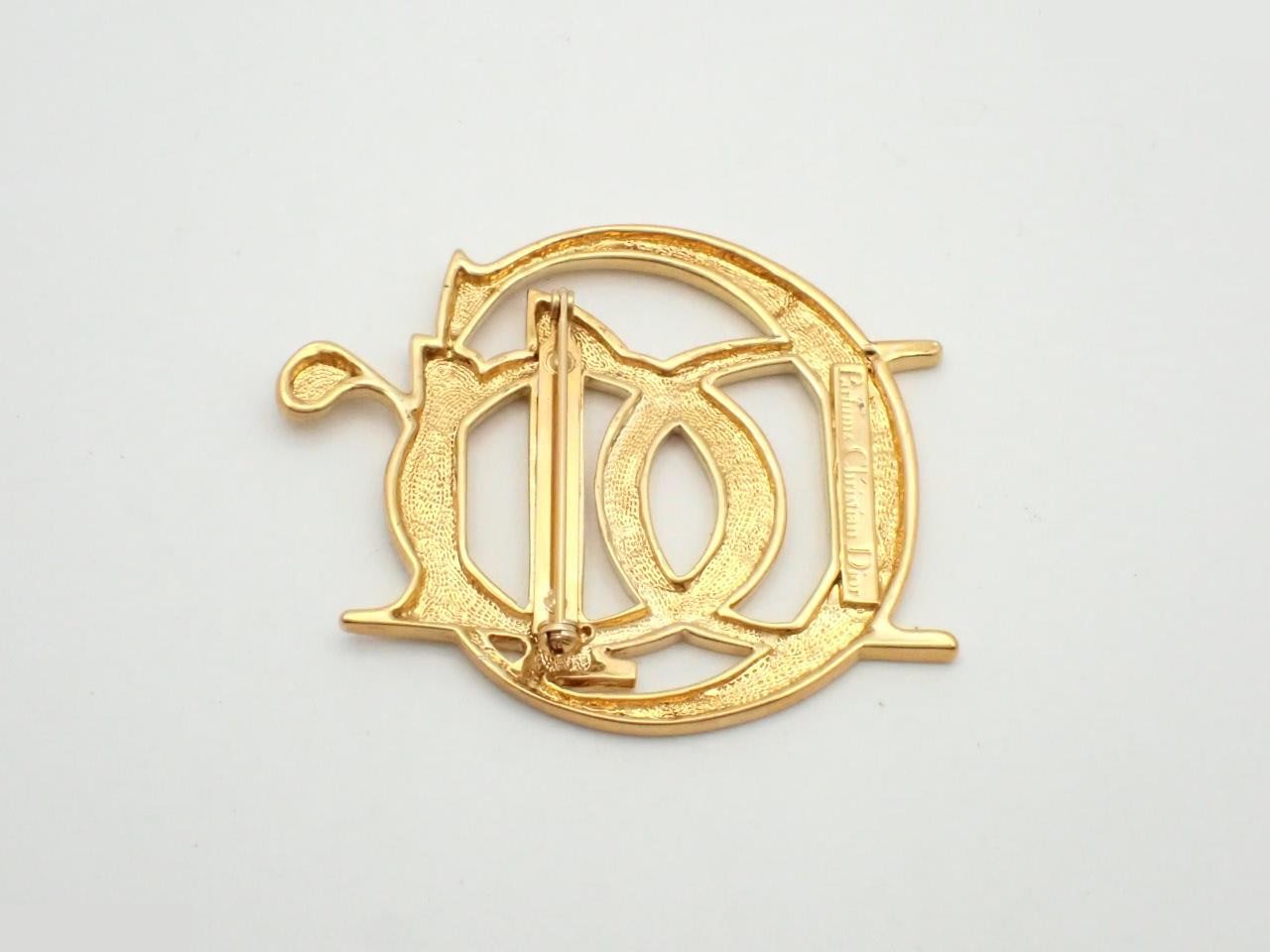 Brooch logo GP — view 2