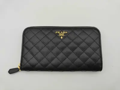 1M0506 Saffiano Quilted Round Zip Wallet