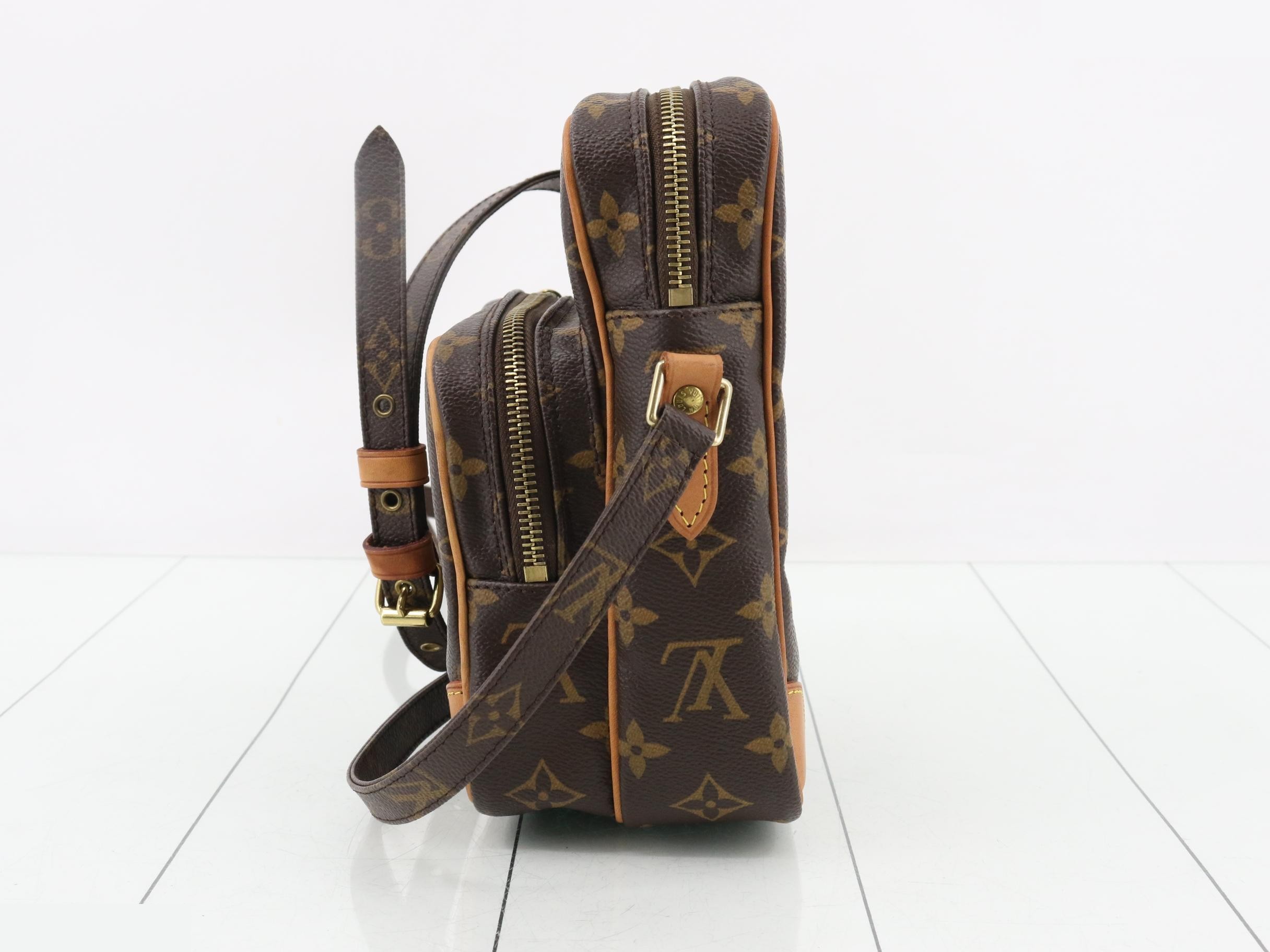 M45236 Amazon Shoulder Bag — view 3