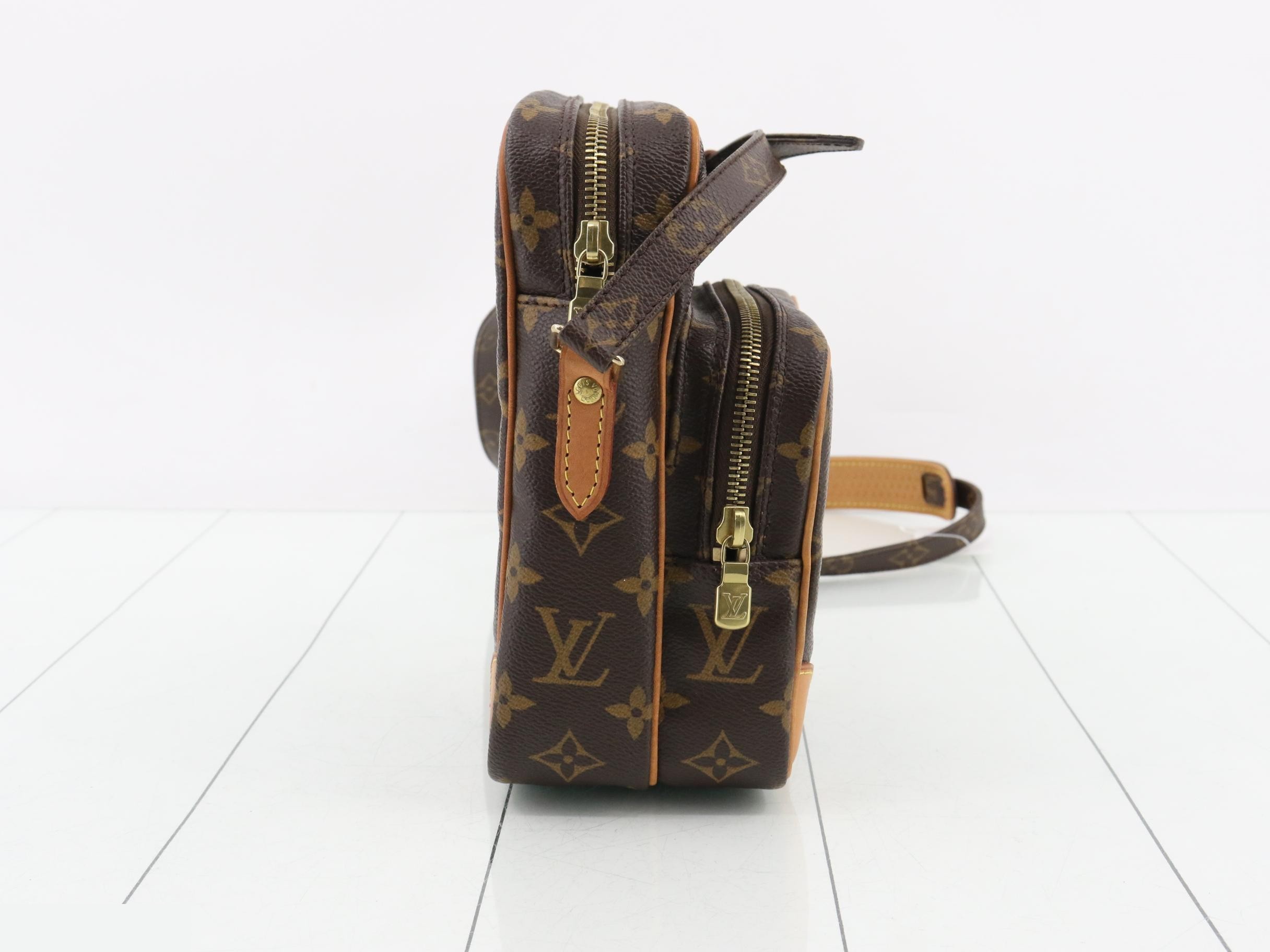 M45236 Amazon Shoulder Bag — view 4