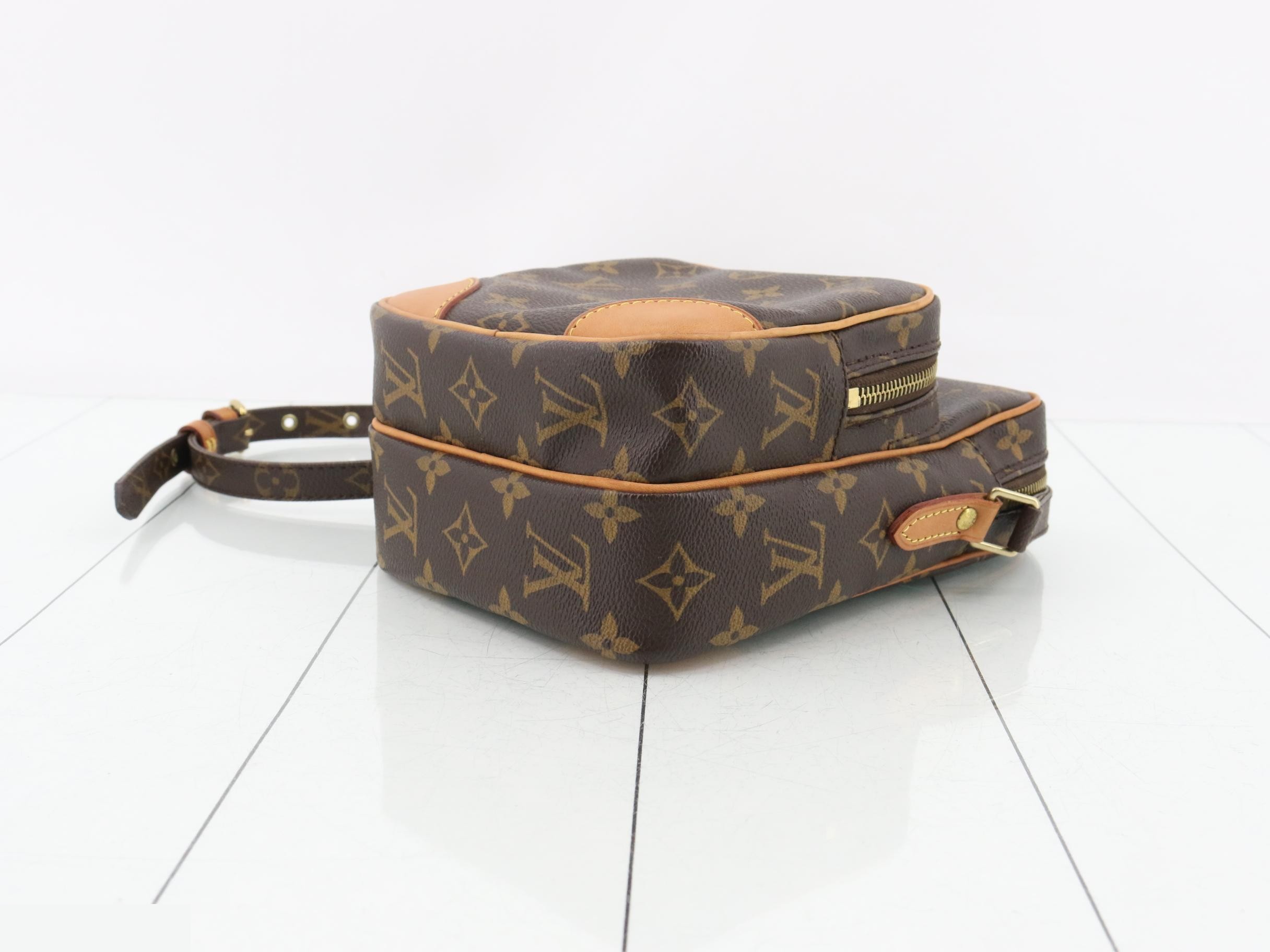M45236 Amazon Shoulder Bag — view 6