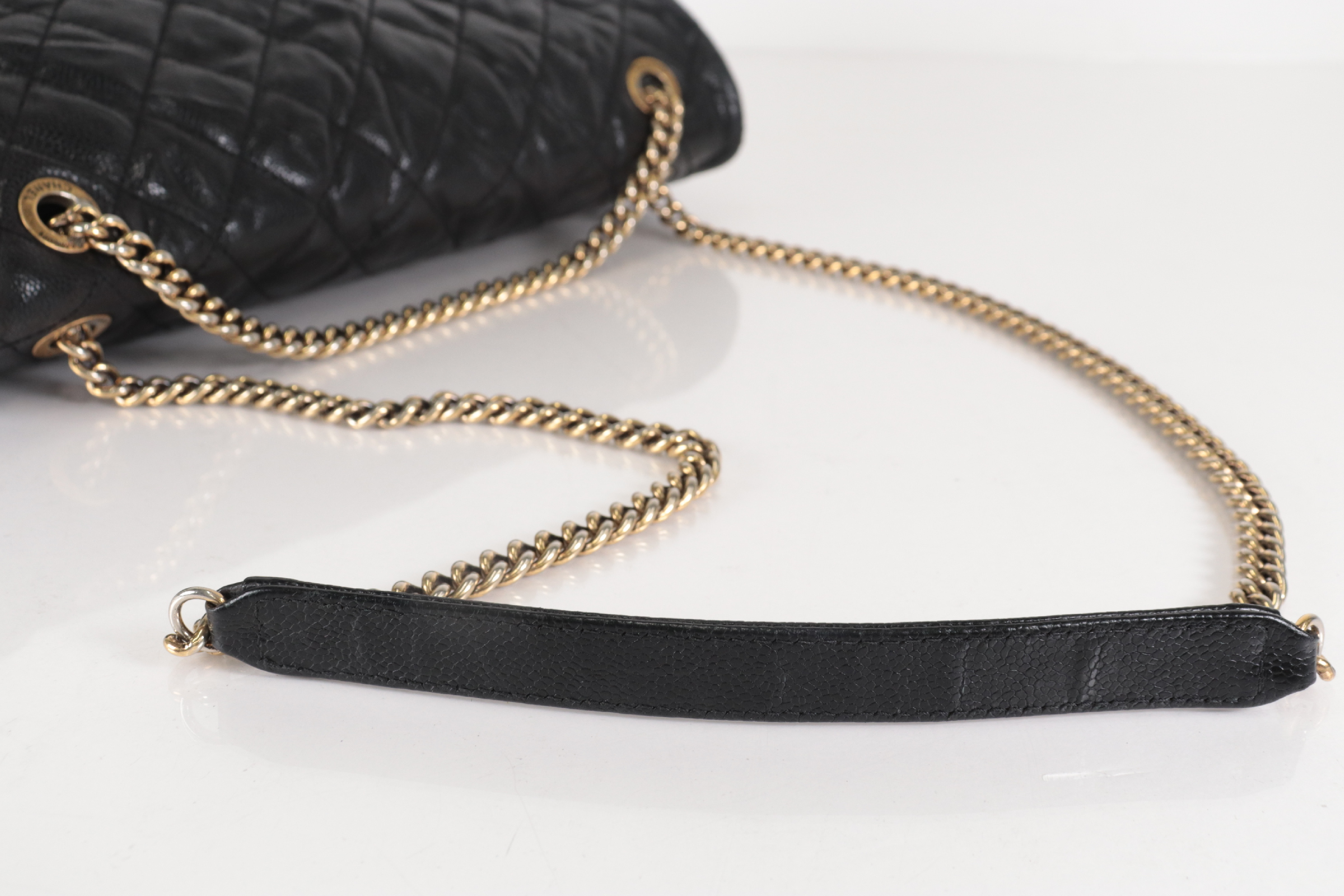 Turnlock Caviar Chain Shoulder Bag (Serial No. 16) — view 8