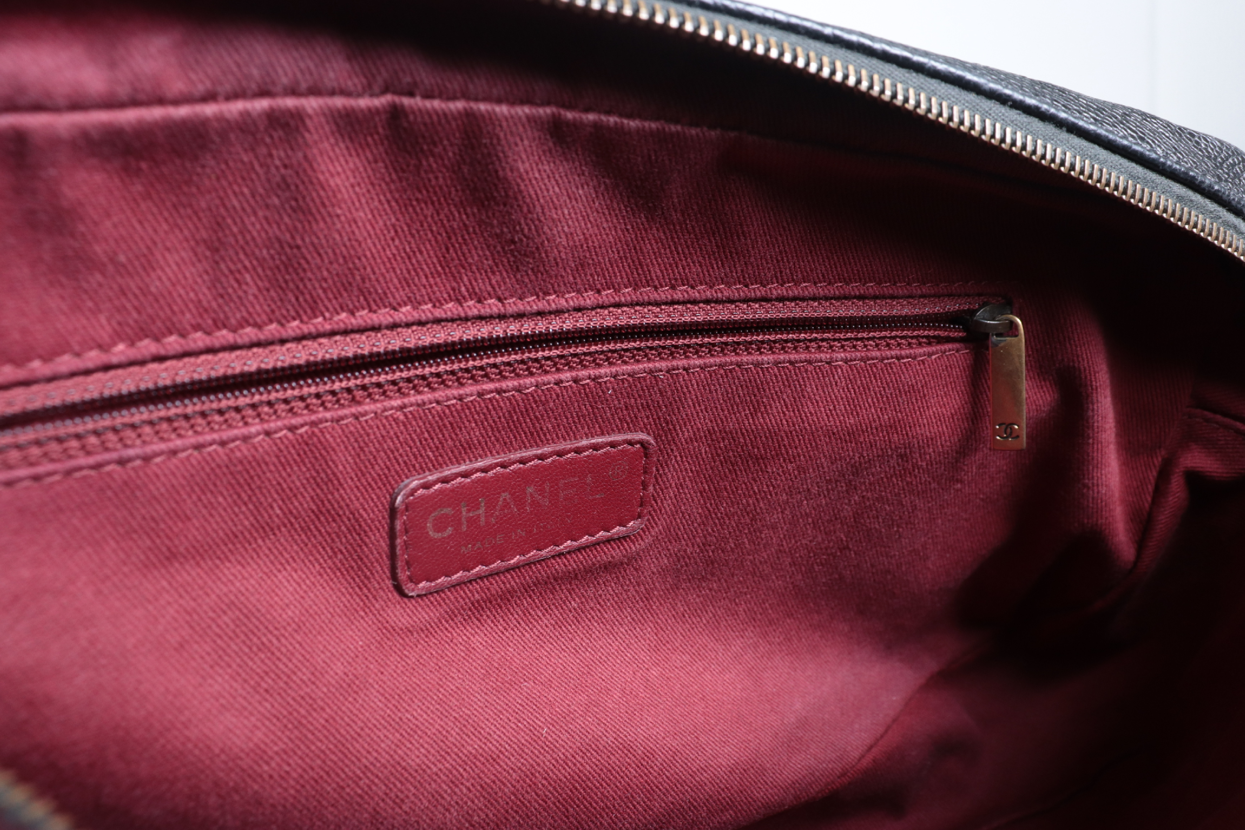 Turnlock Caviar Chain Shoulder Bag (Serial No. 16) — view 9