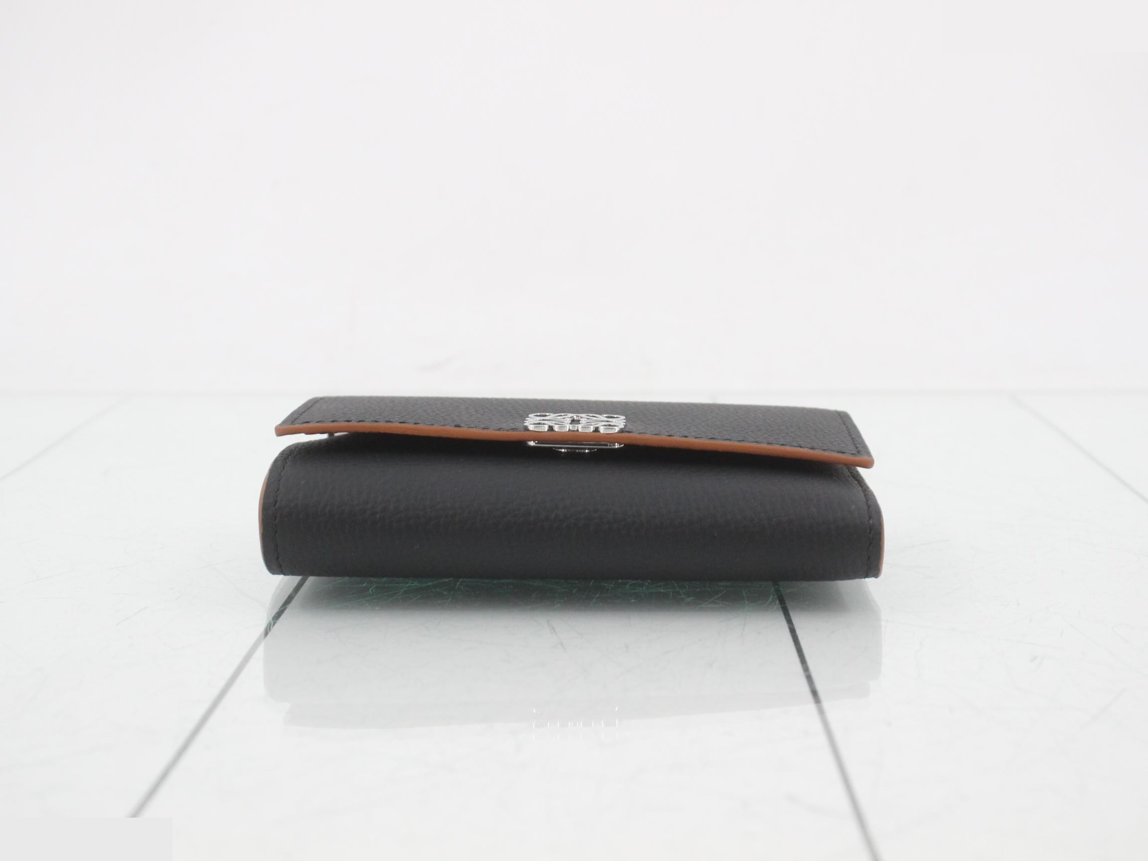 Other lines: Bags and Wallets — view 3