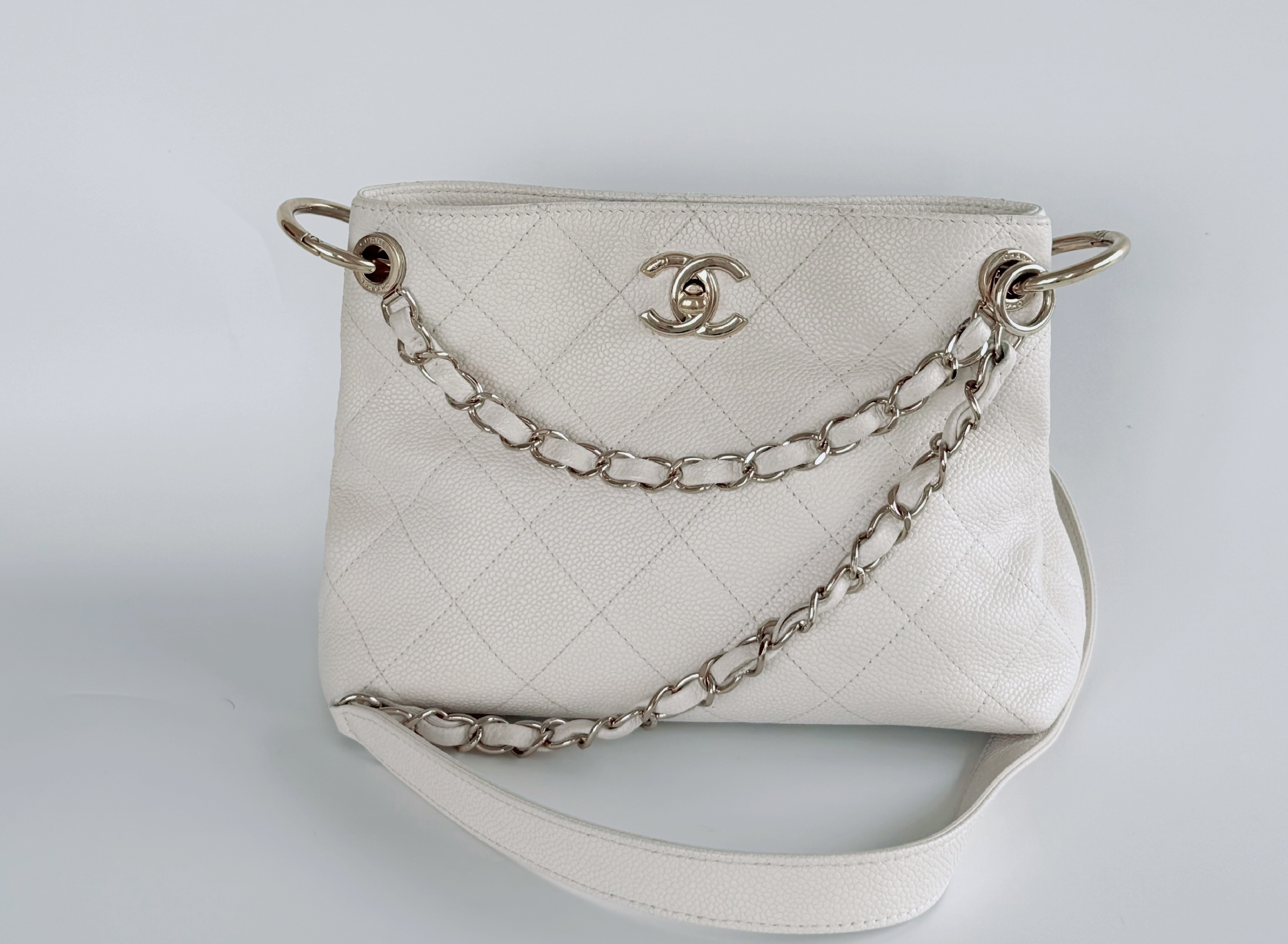 Matelassé Caviar Leather White Chain Shoulder Bag (with gold hardware)