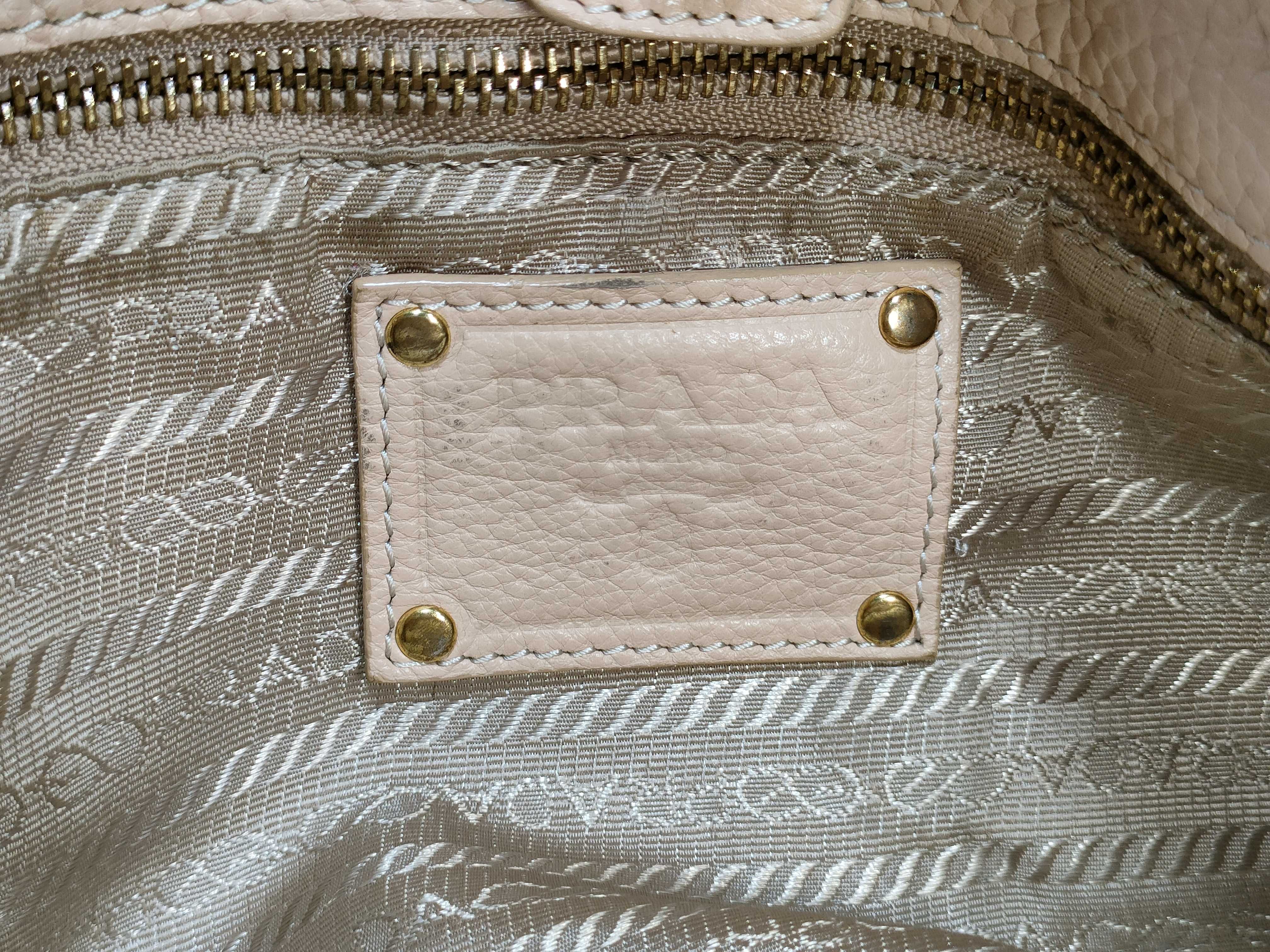 Vitello Daino Leather Shirring Hobo Bag Shoulder Bag — view 15