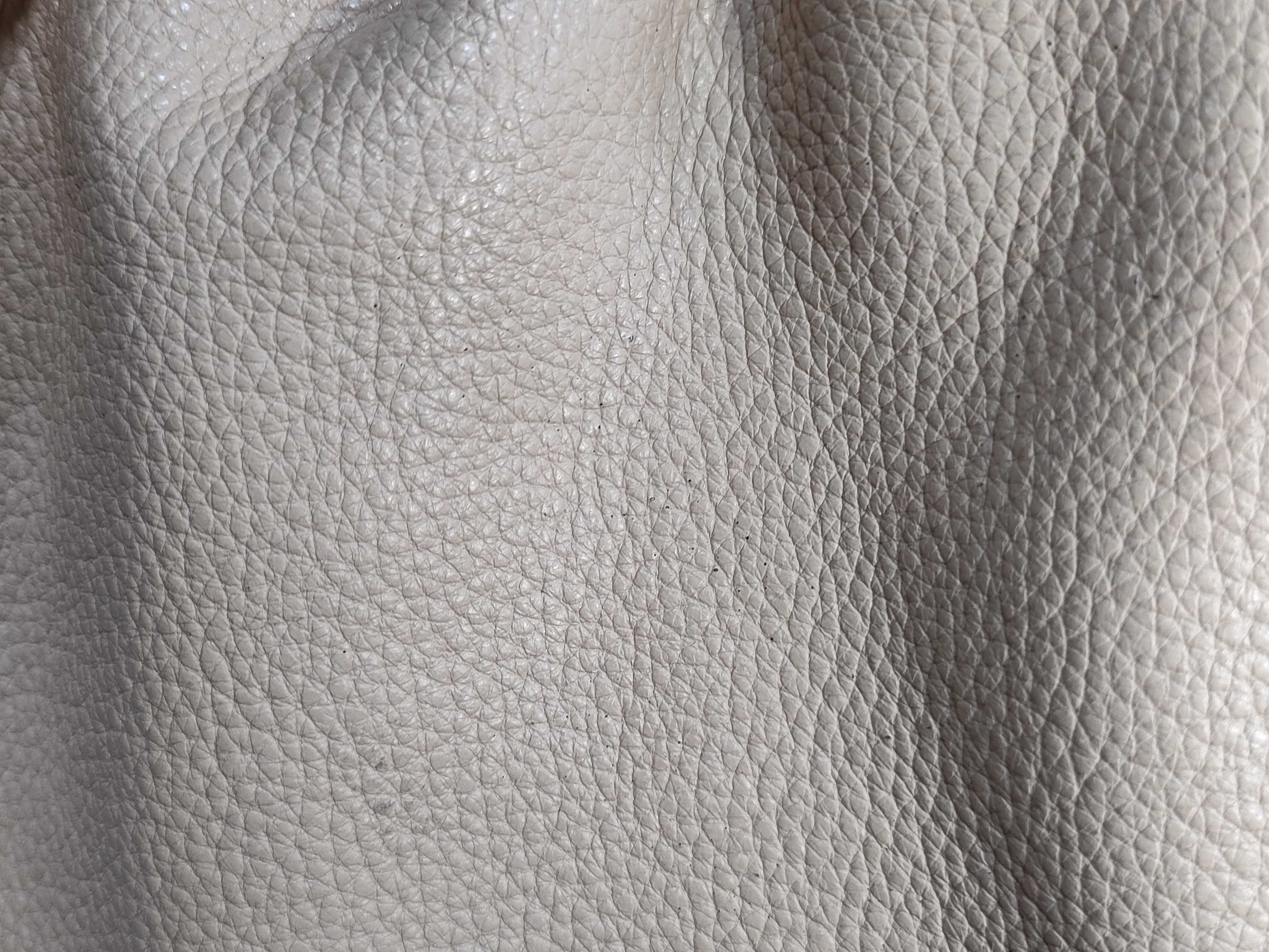 Vitello Daino Leather Shirring Hobo Bag Shoulder Bag — view 10