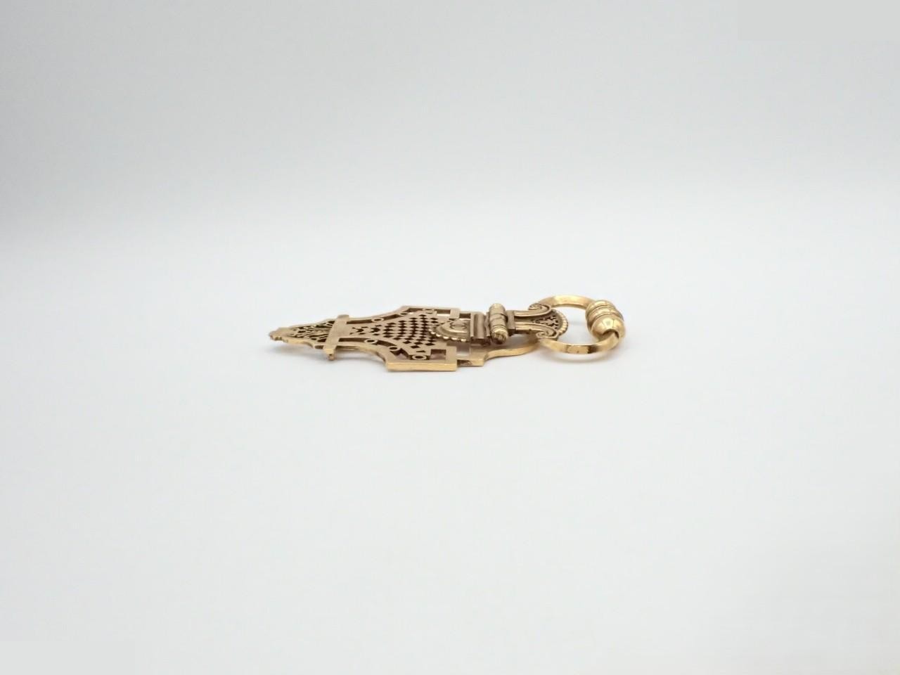 brooch — view 3