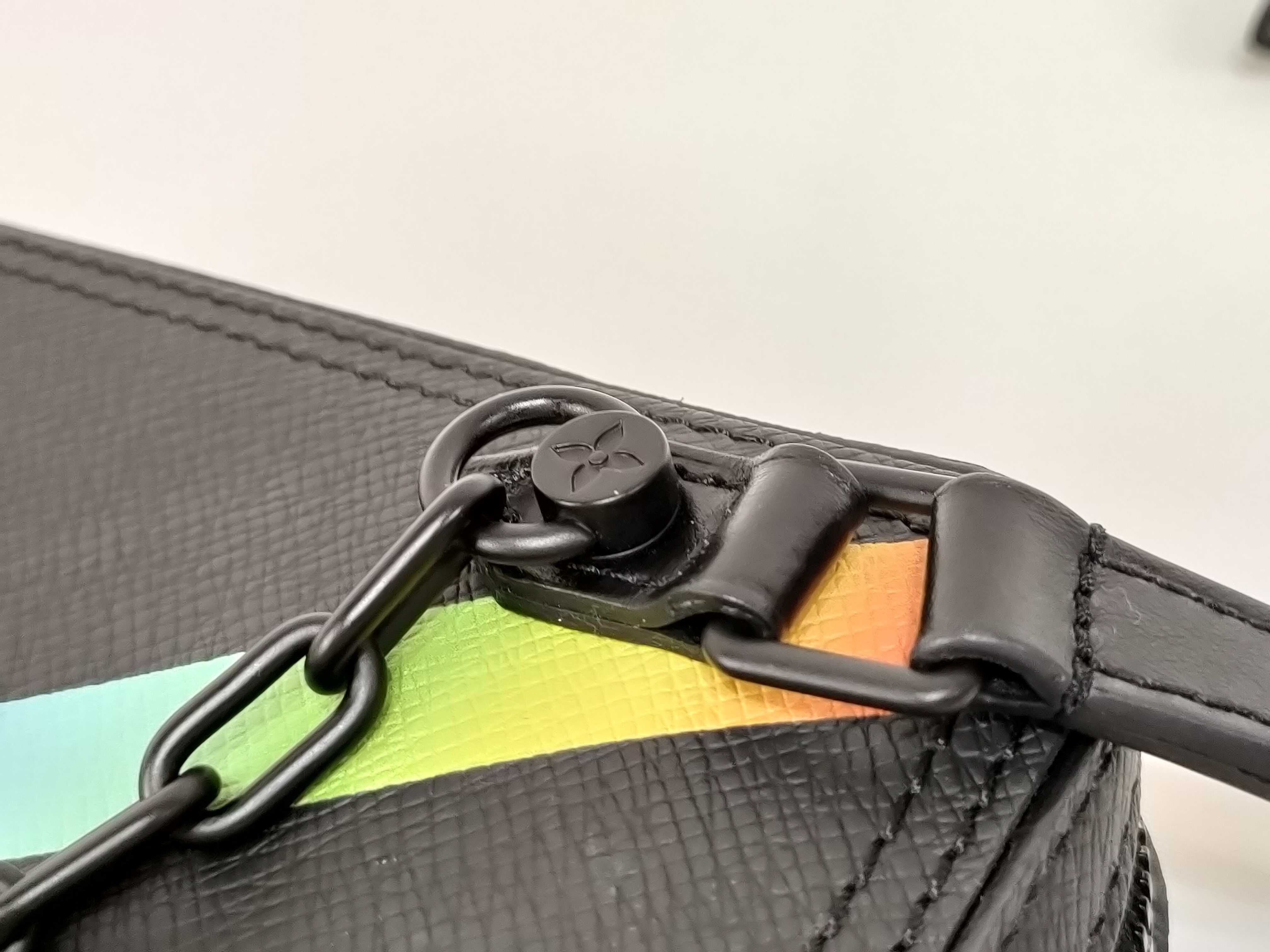 Taiga Rainbow Danube Messenger M30332 CA1199 Shoulder Bag — view 4