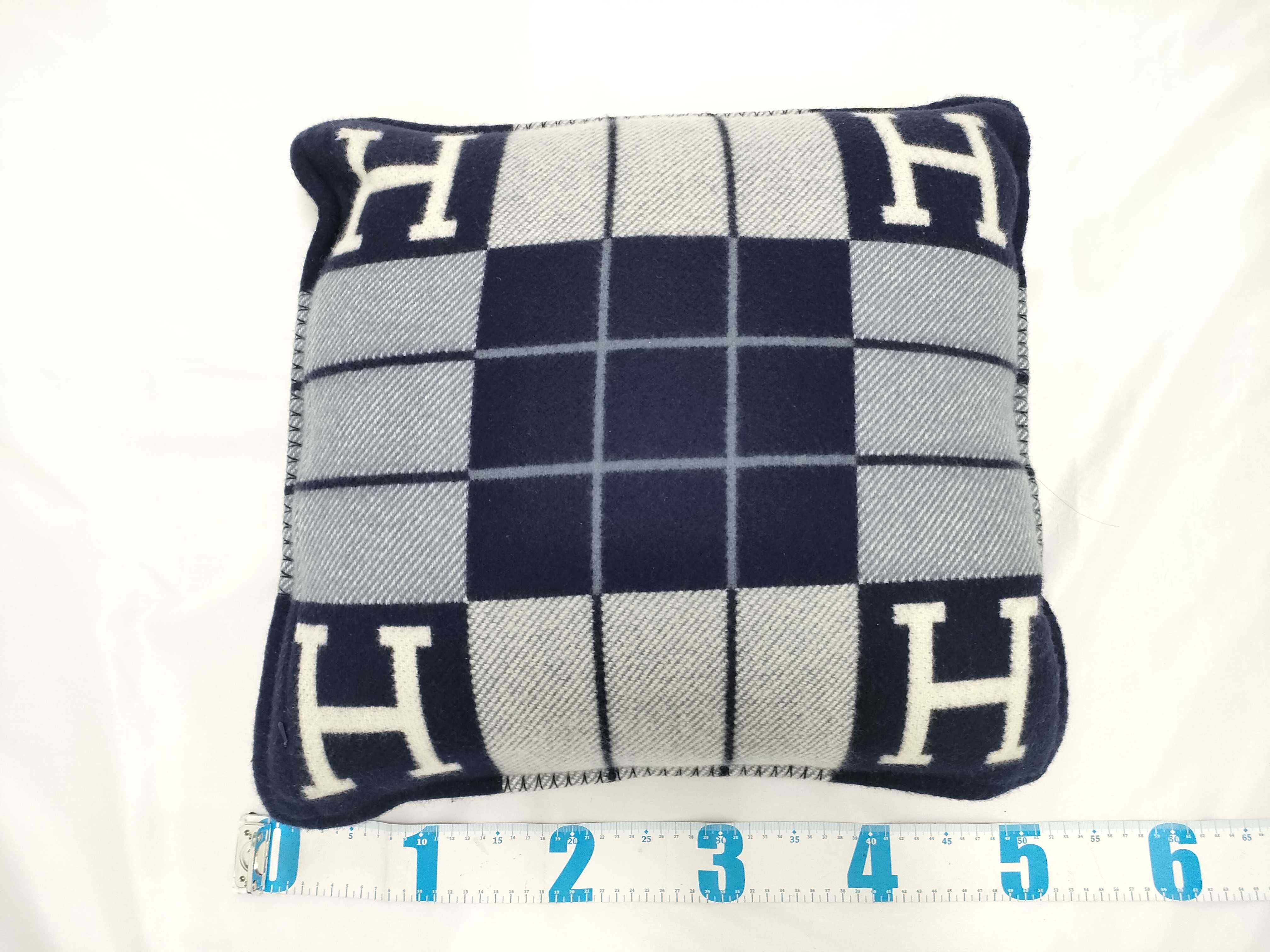 Avalon 3 Cushion and other accessories — view 2