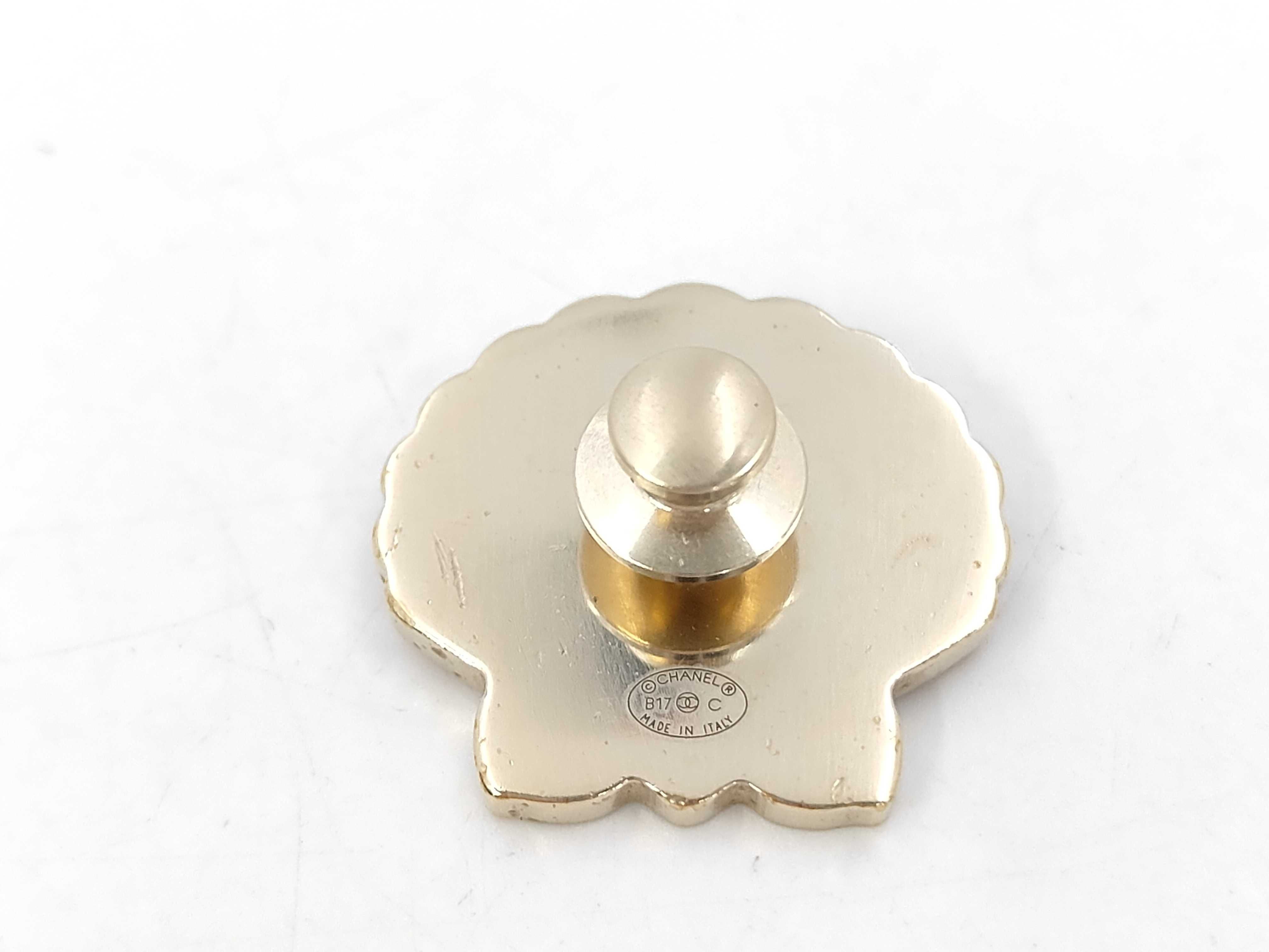 B17C pin brooch — view 2