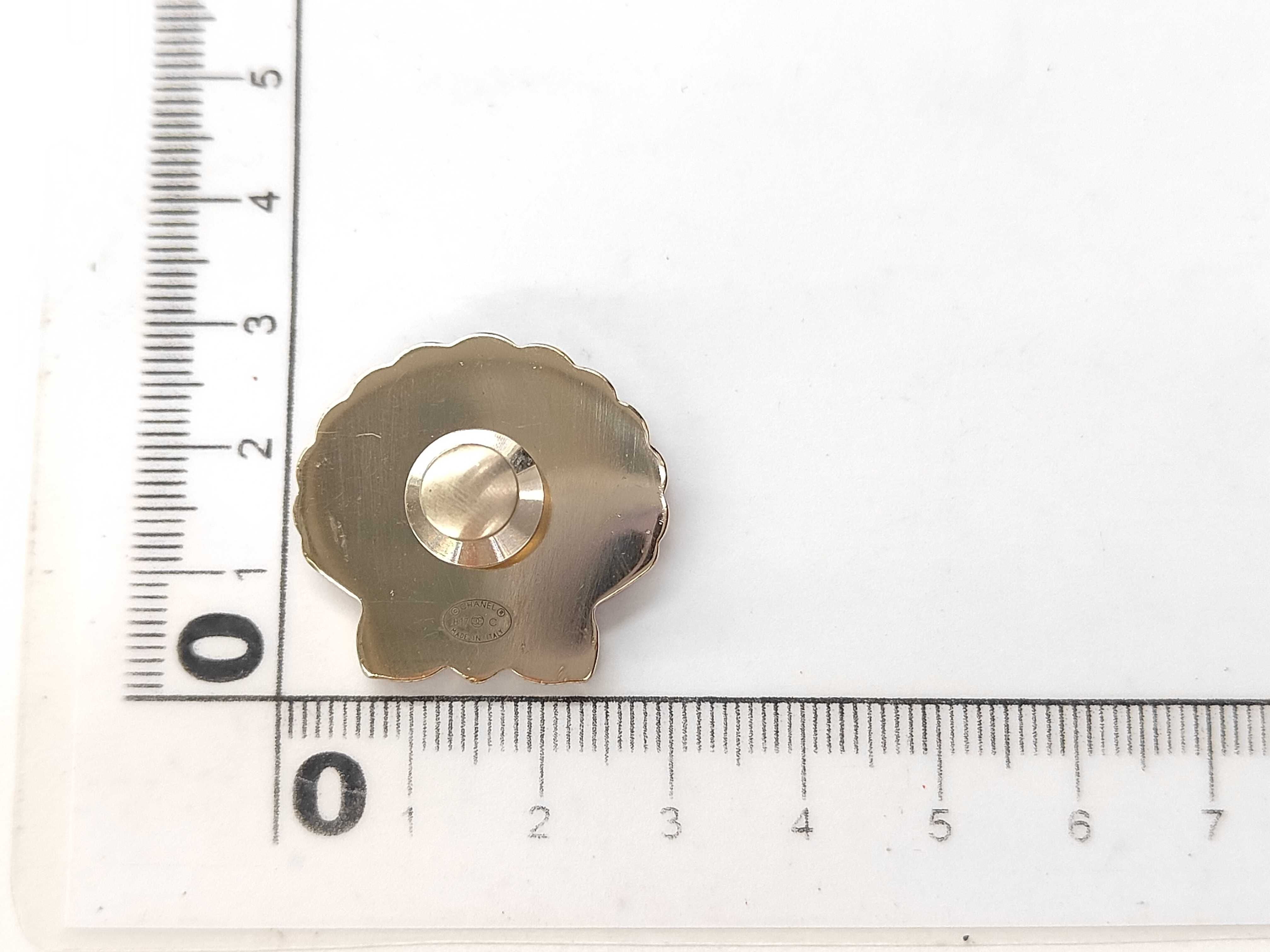 B17C pin brooch — view 6