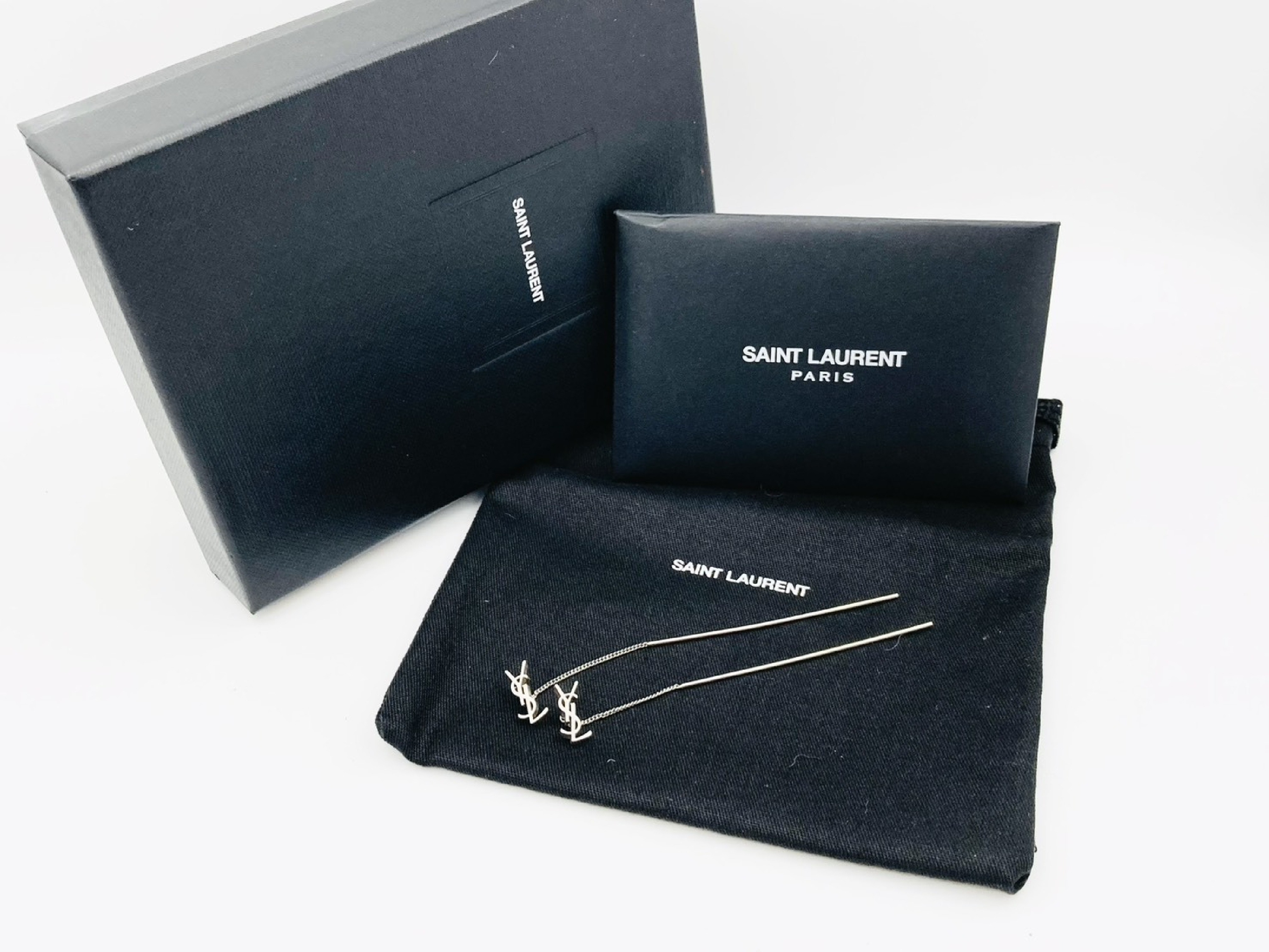 logo Cassandra threader earrings, silver.
