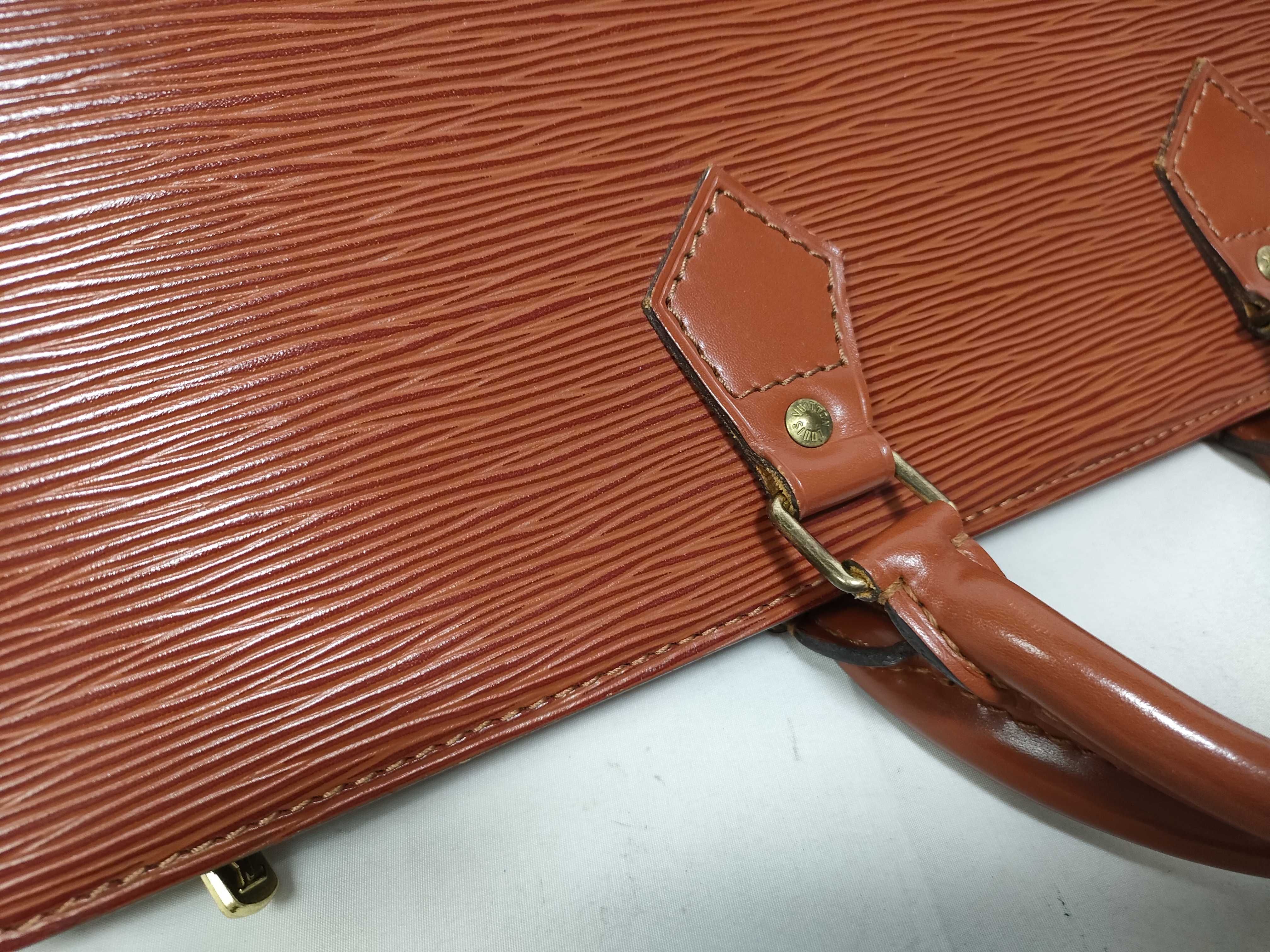 Epi Leather Sac Triangle M52097 Handbag — view 9