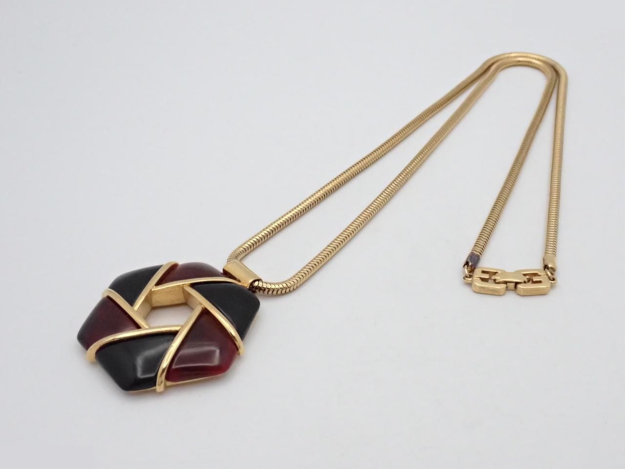Other lines: Precious metals, necklaces, pendants, chains approximately 60cm long. — view 3