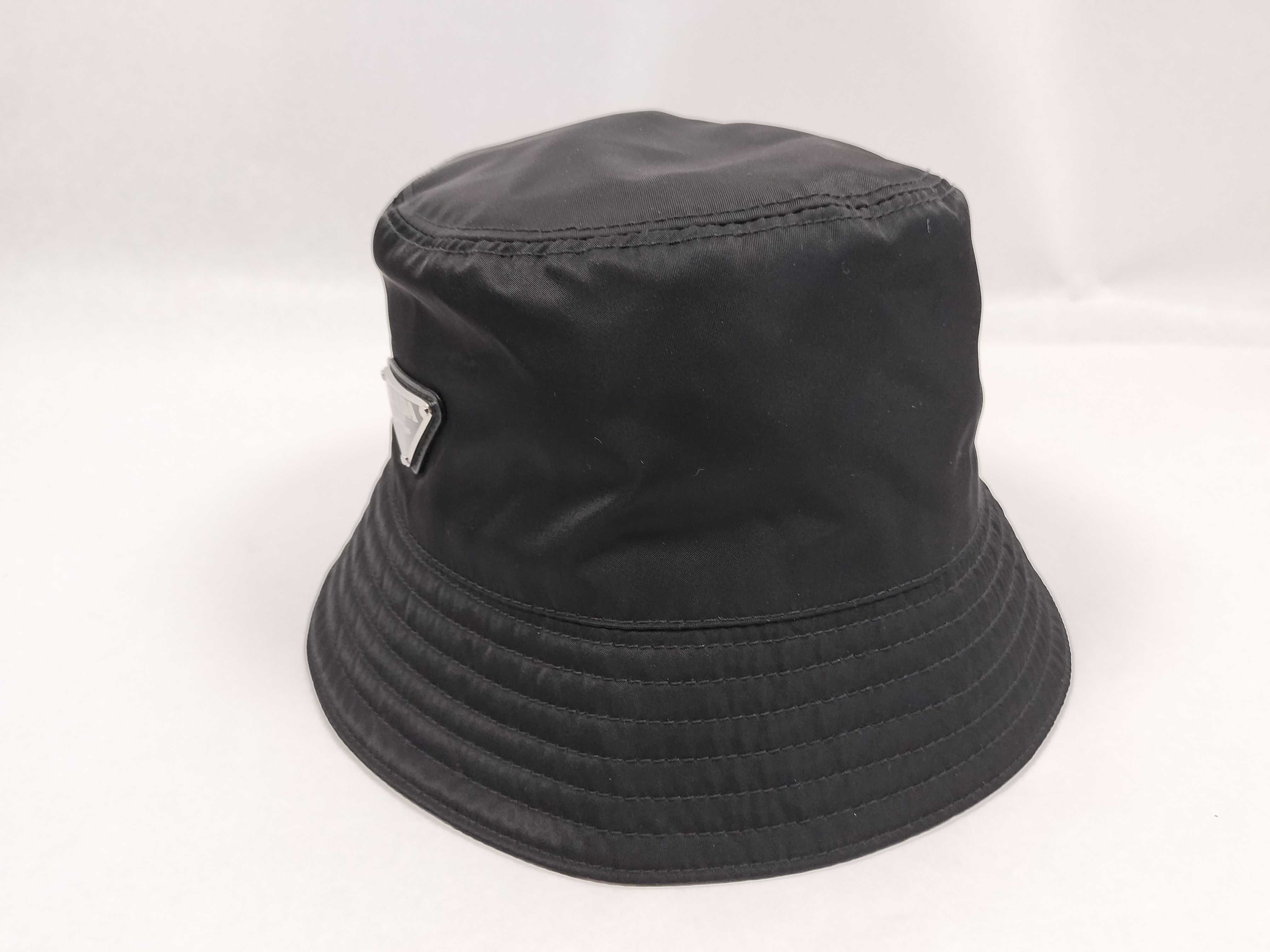 bucket hat. Accessories: dust bag, other small items.