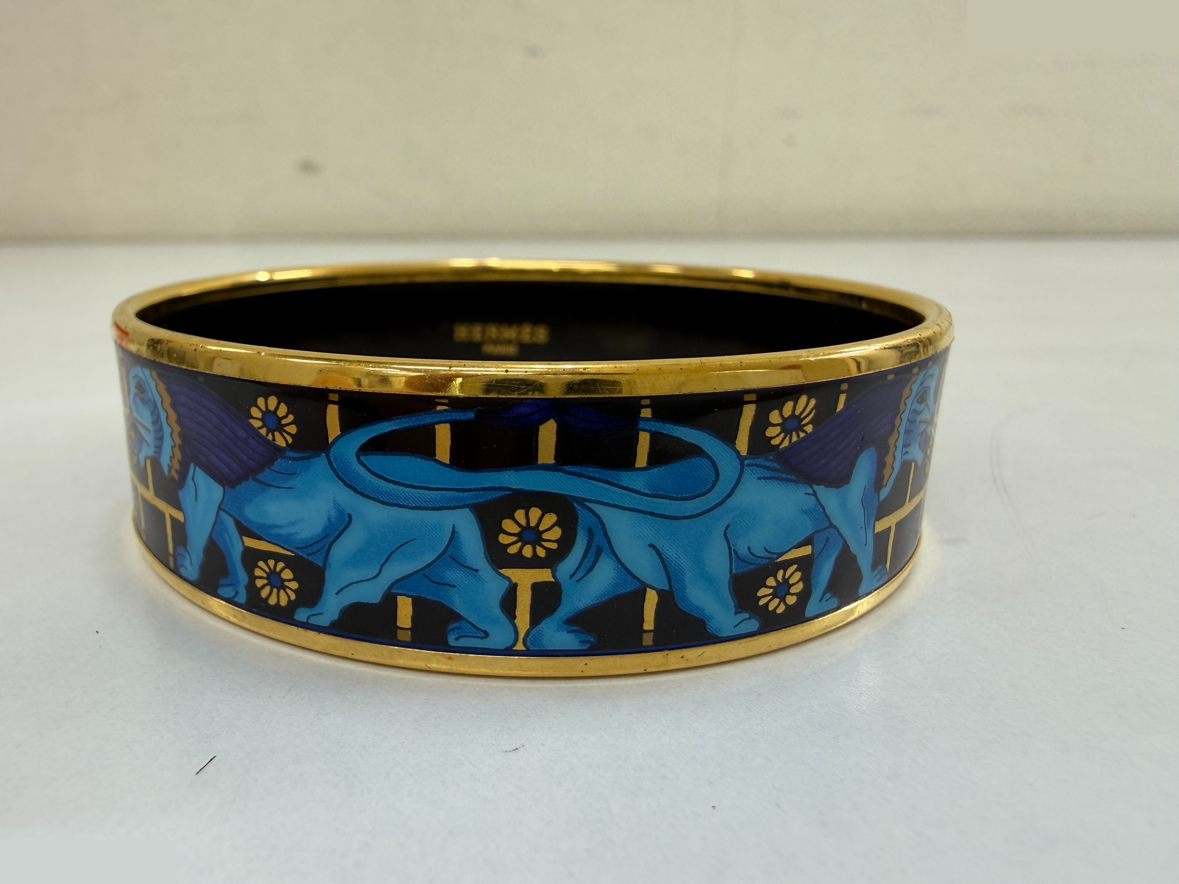 Enamel GM, wrist circumference approximately 21.5 cm