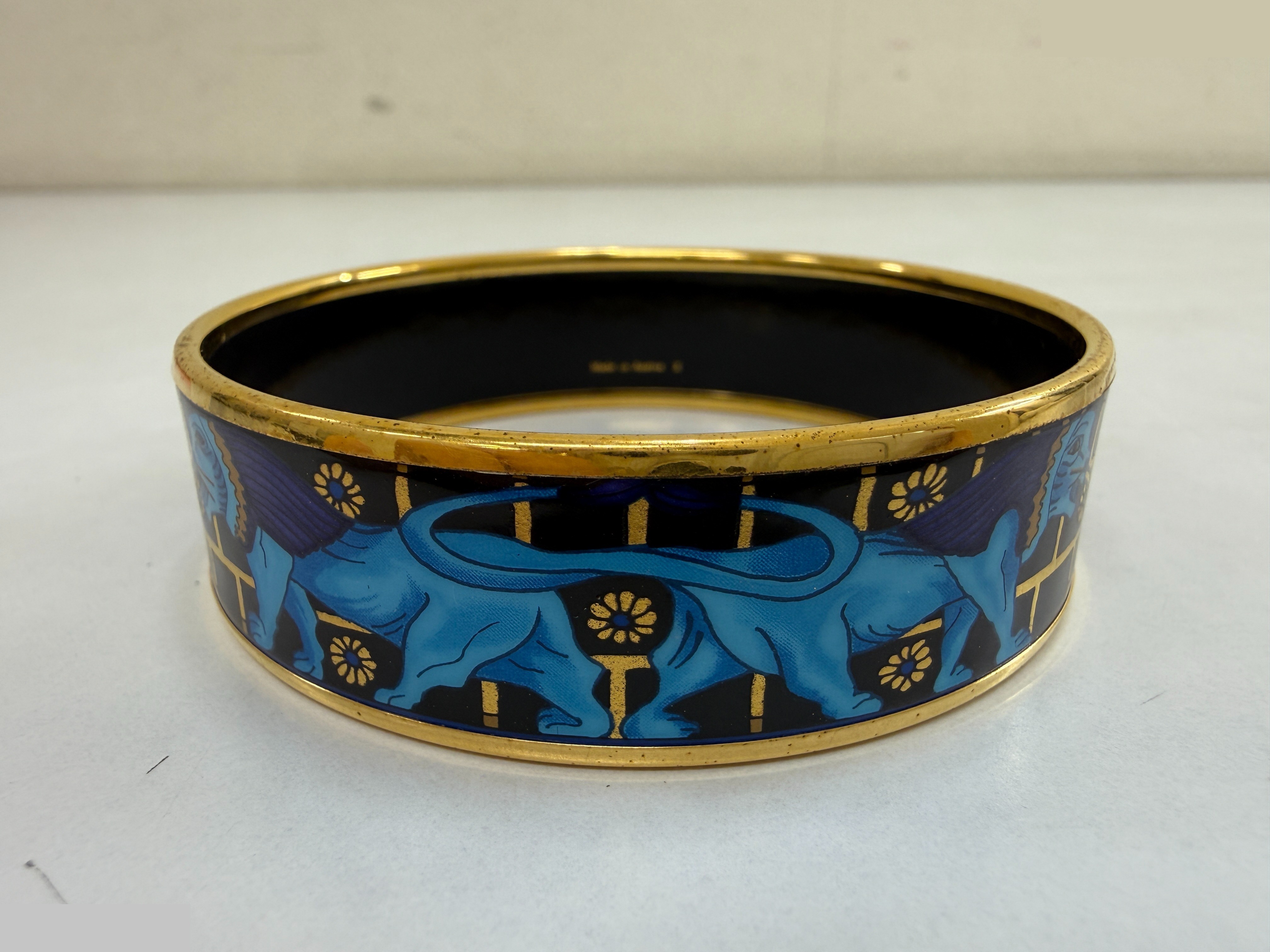 Enamel GM, wrist circumference approximately 21.5 cm — view 2