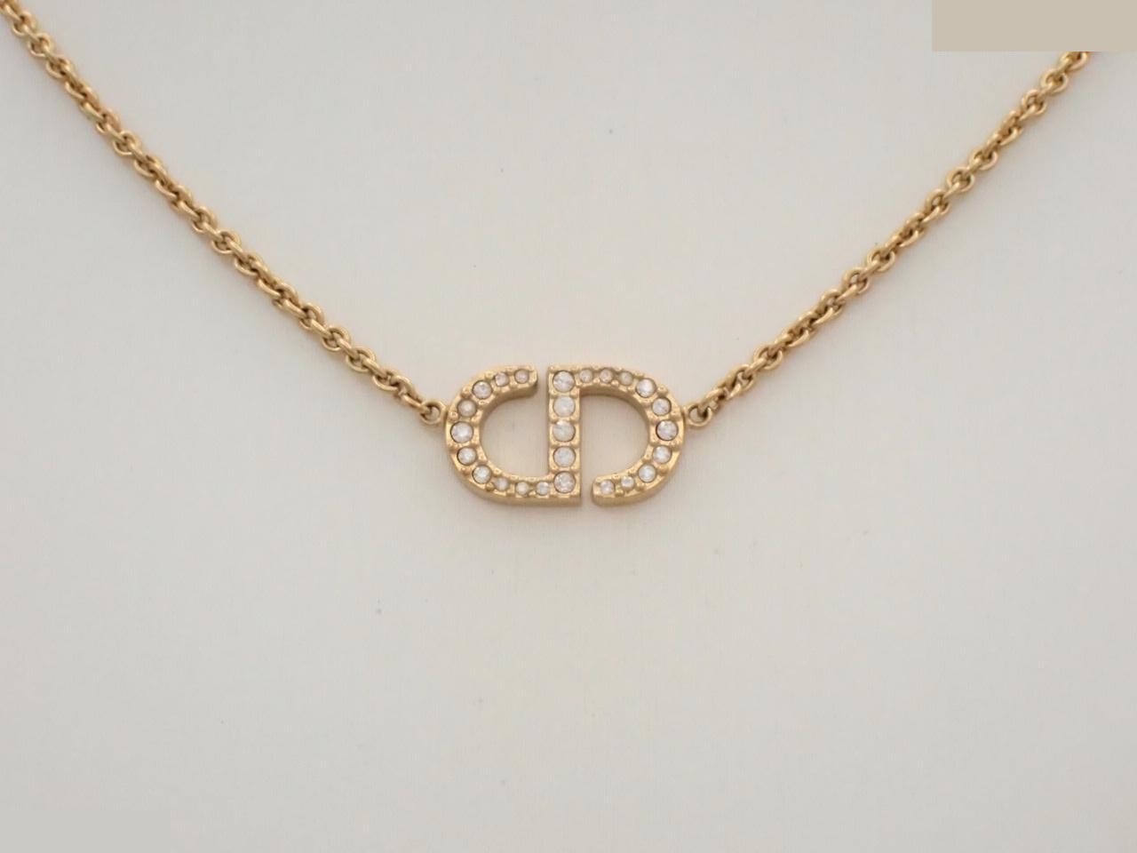 Gold necklace, approximately 46cm in length.
