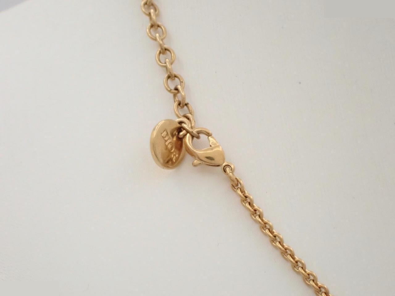 Gold necklace, approximately 46cm in length. — view 2