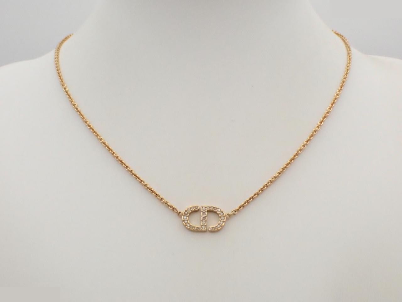Gold necklace, approximately 46cm in length. — view 3