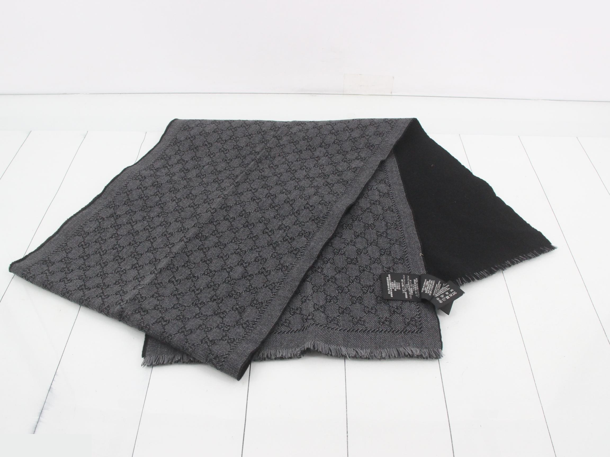 GG pattern stole, gray — view 3