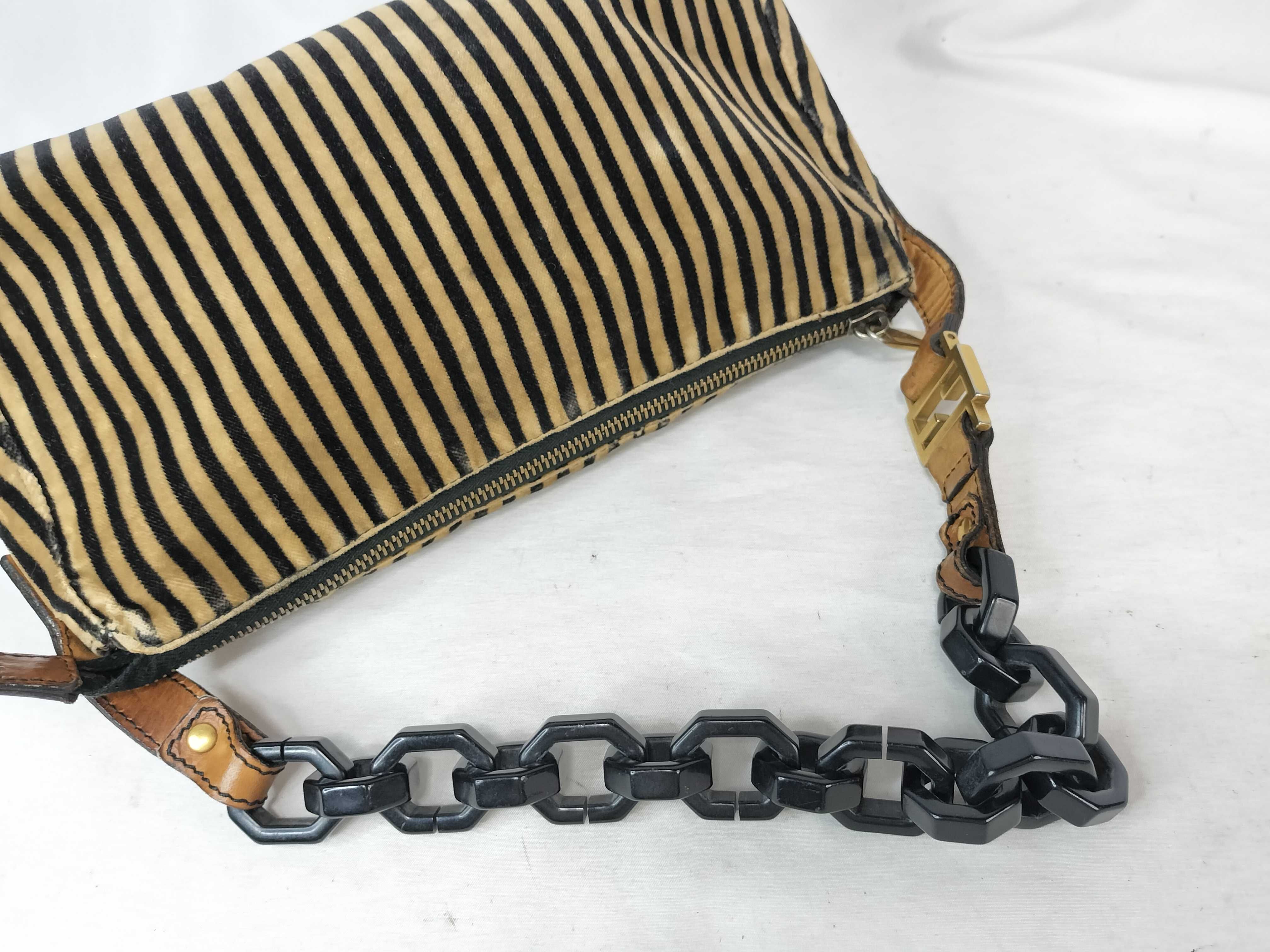 Pequin pattern, Fendi Pequin Archive velour fabric, leather, F-shaped hardware, extra-thick chain, one-shoulder handbag — view 3