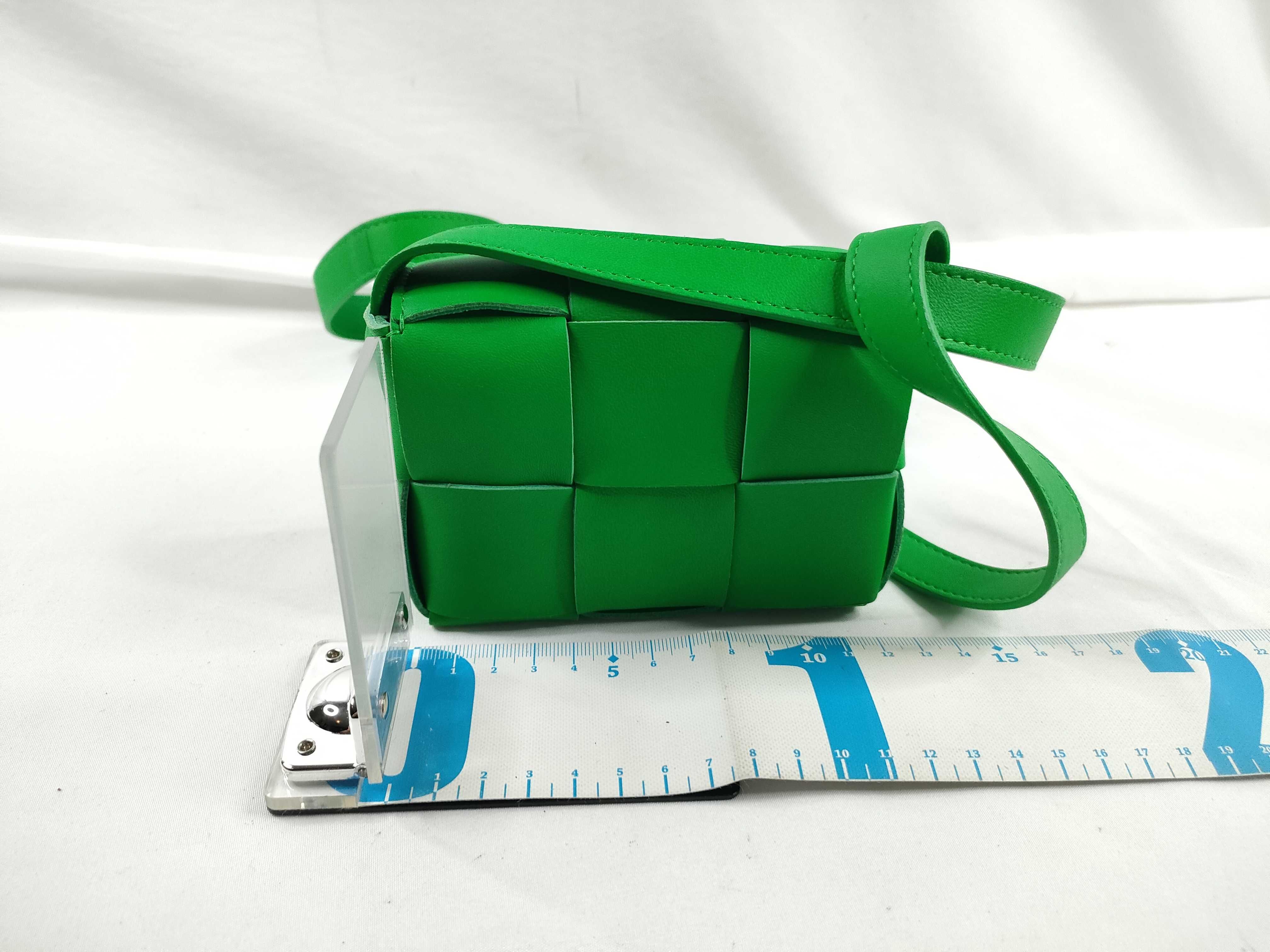 Intrecciato Bottega Veneta Maxi Intrecciato Candy Cassette Bag Leather Green 49 Shoulder Bag — view 2