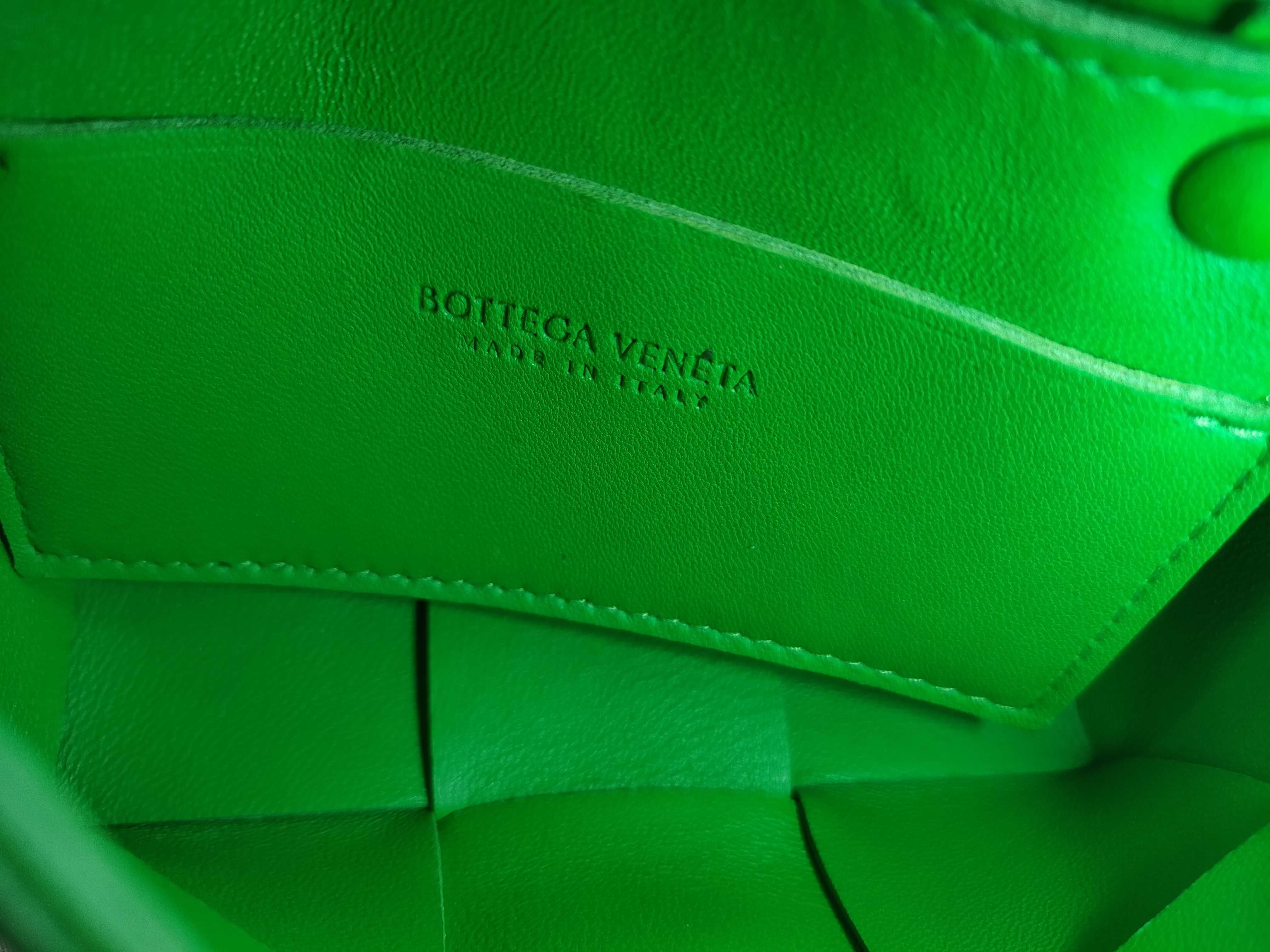 Intrecciato Bottega Veneta Maxi Intrecciato Candy Cassette Bag Leather Green 49 Shoulder Bag — view 12