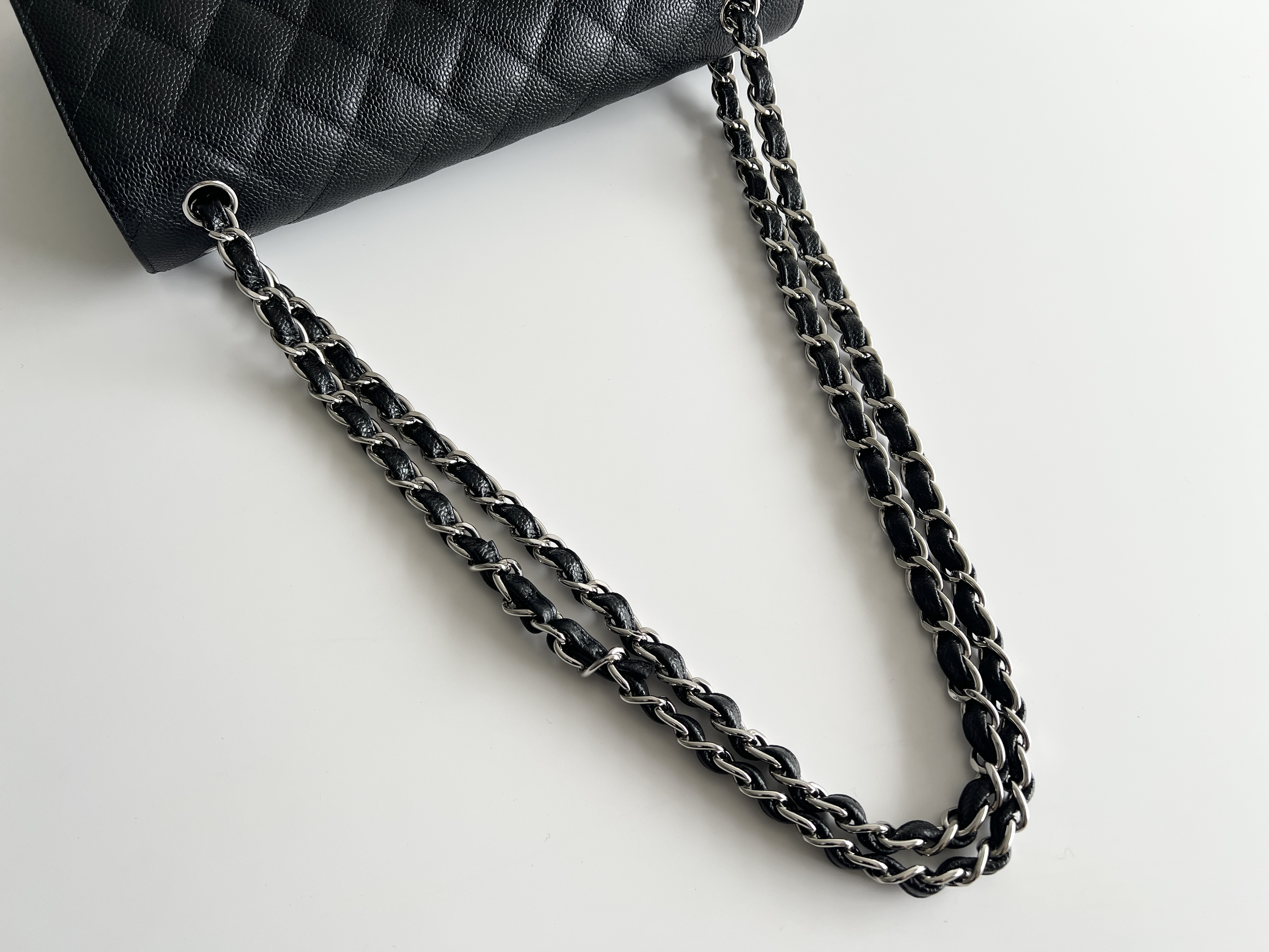 Matelasse 30 W Double Flap Caviar Skin Leather No. 17 Chain Shoulder Bag — view 4