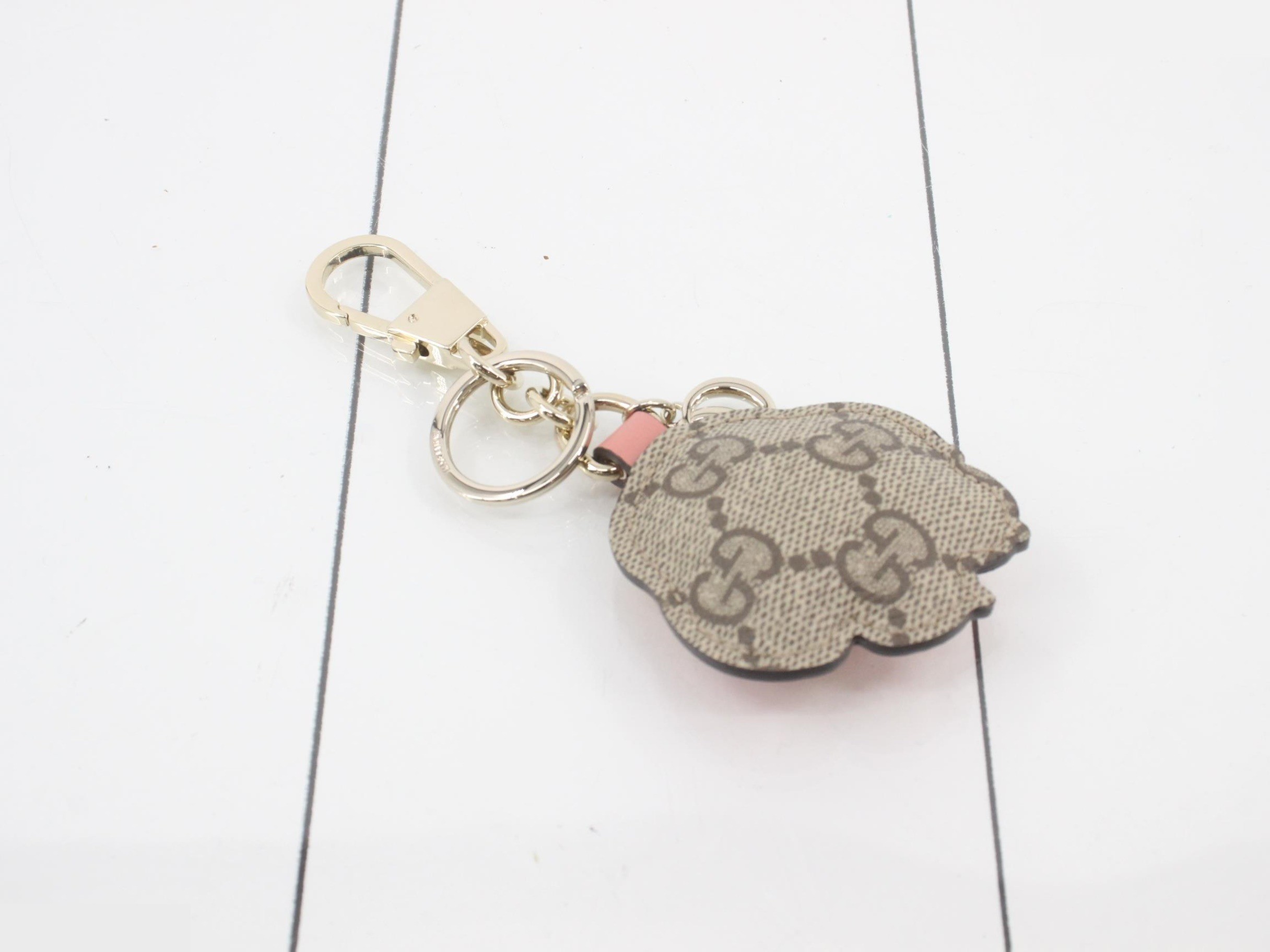 Unused paw print key ring, with box and dust bag. — view 2