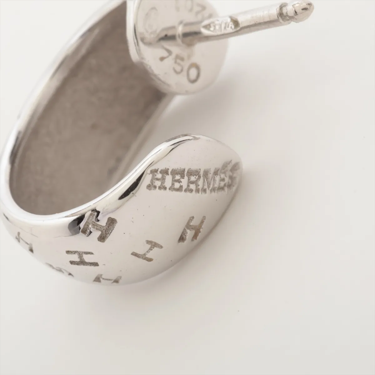 Toubou Earrings 750 (WG) 6.5g 64201 Post distortion — view 5