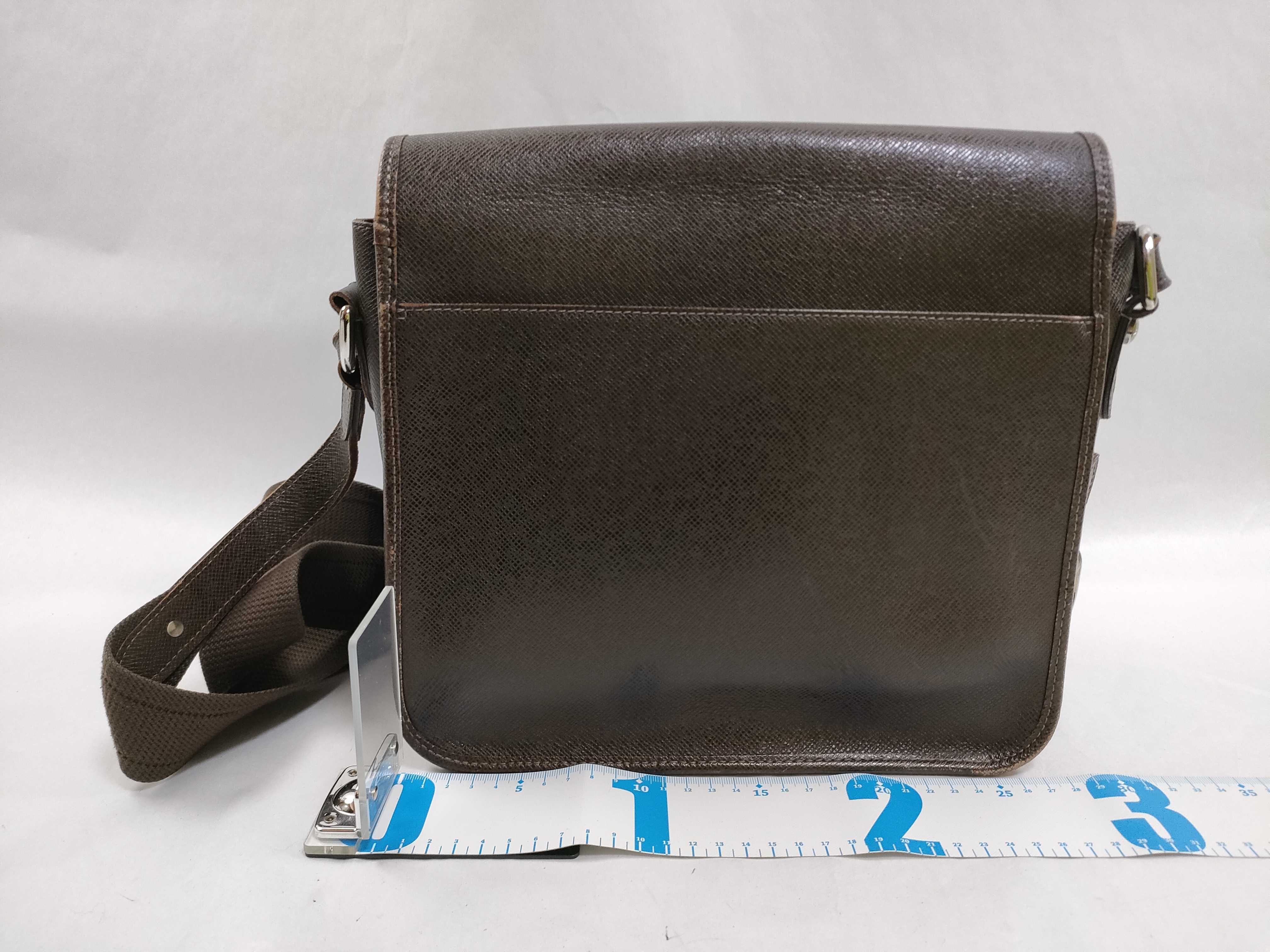 Taiga Louis Vuitton LV Mark Taiga Andrei Shoulder Bag — view 2