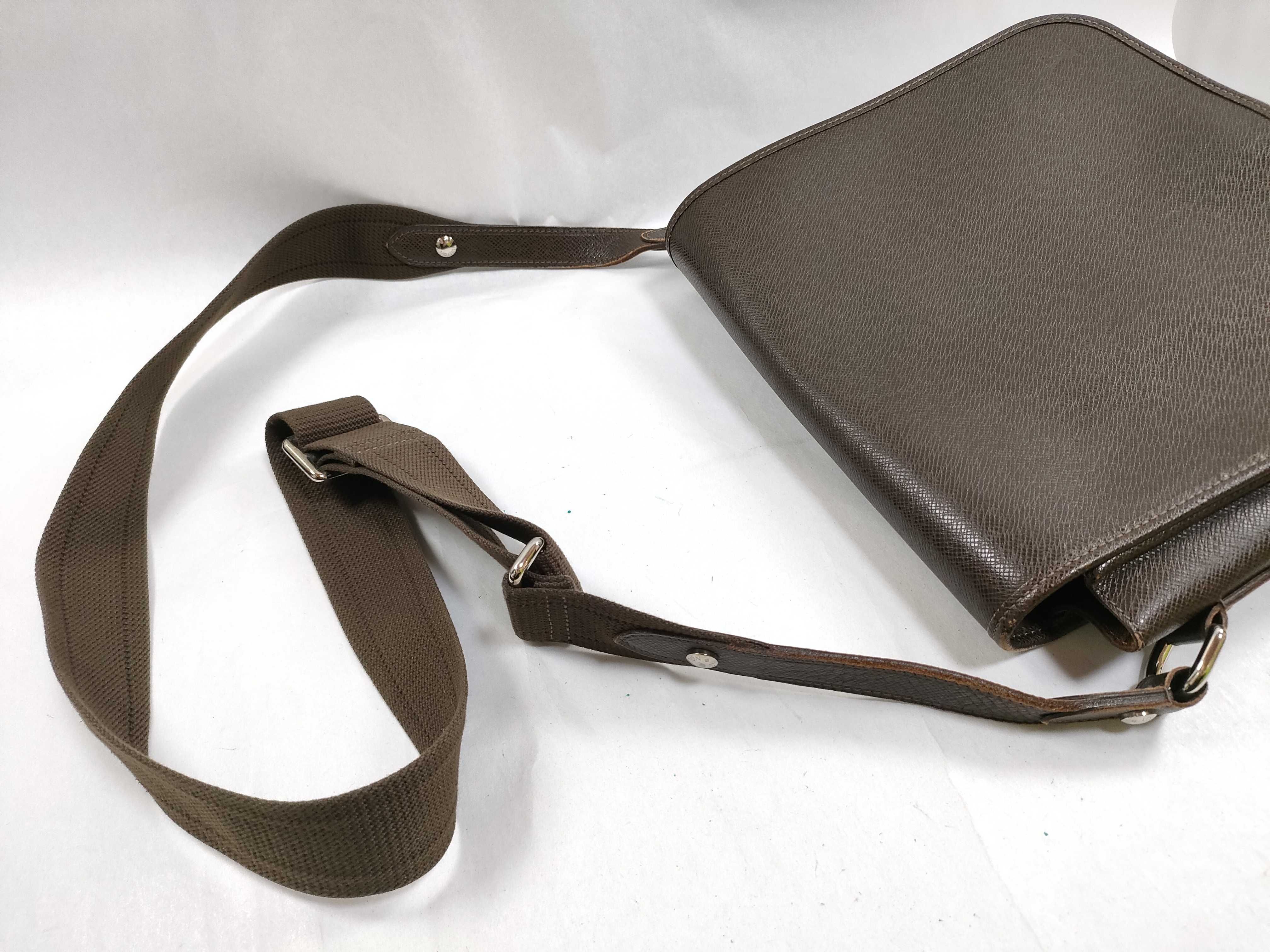 Taiga Louis Vuitton LV Mark Taiga Andrei Shoulder Bag — view 3