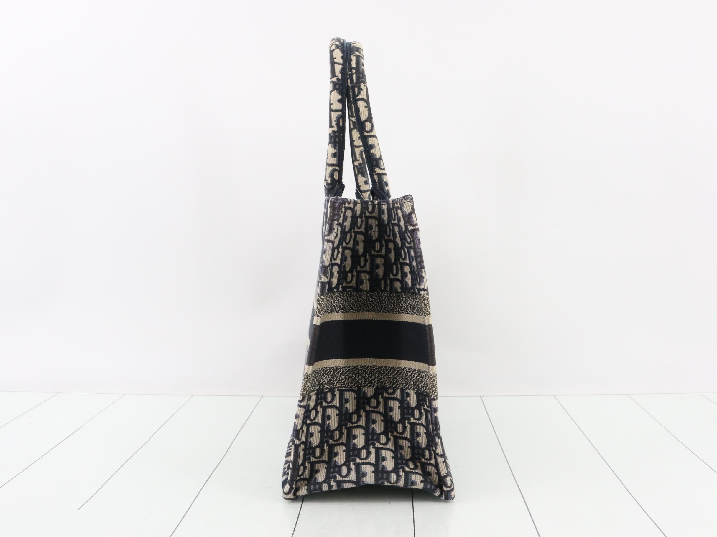 Book Tote, Oblique, Medium — view 4