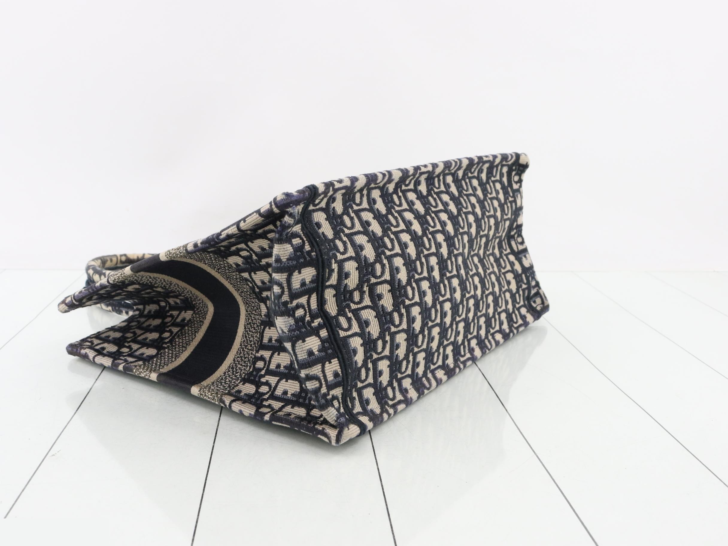 Book Tote, Oblique, Medium — view 5