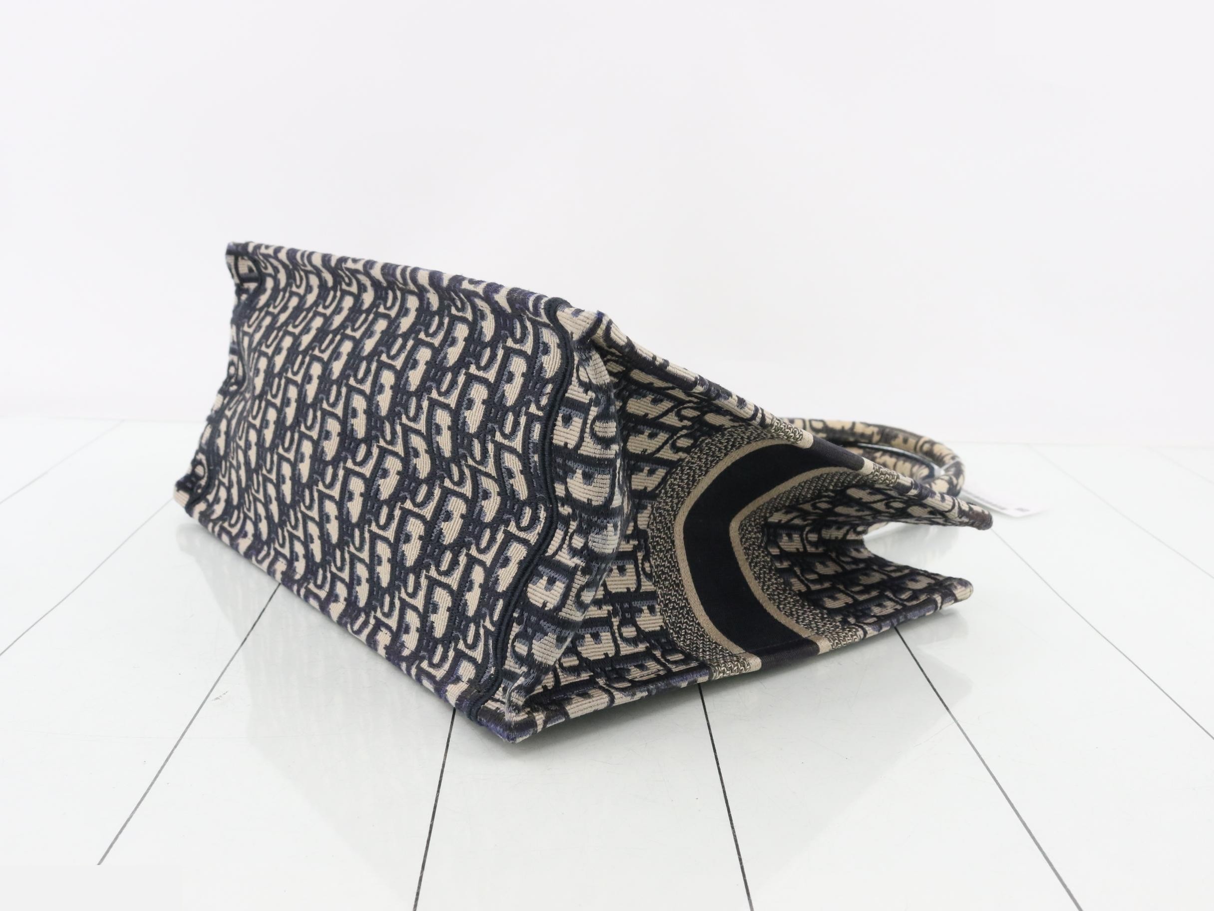 Book Tote, Oblique, Medium — view 6