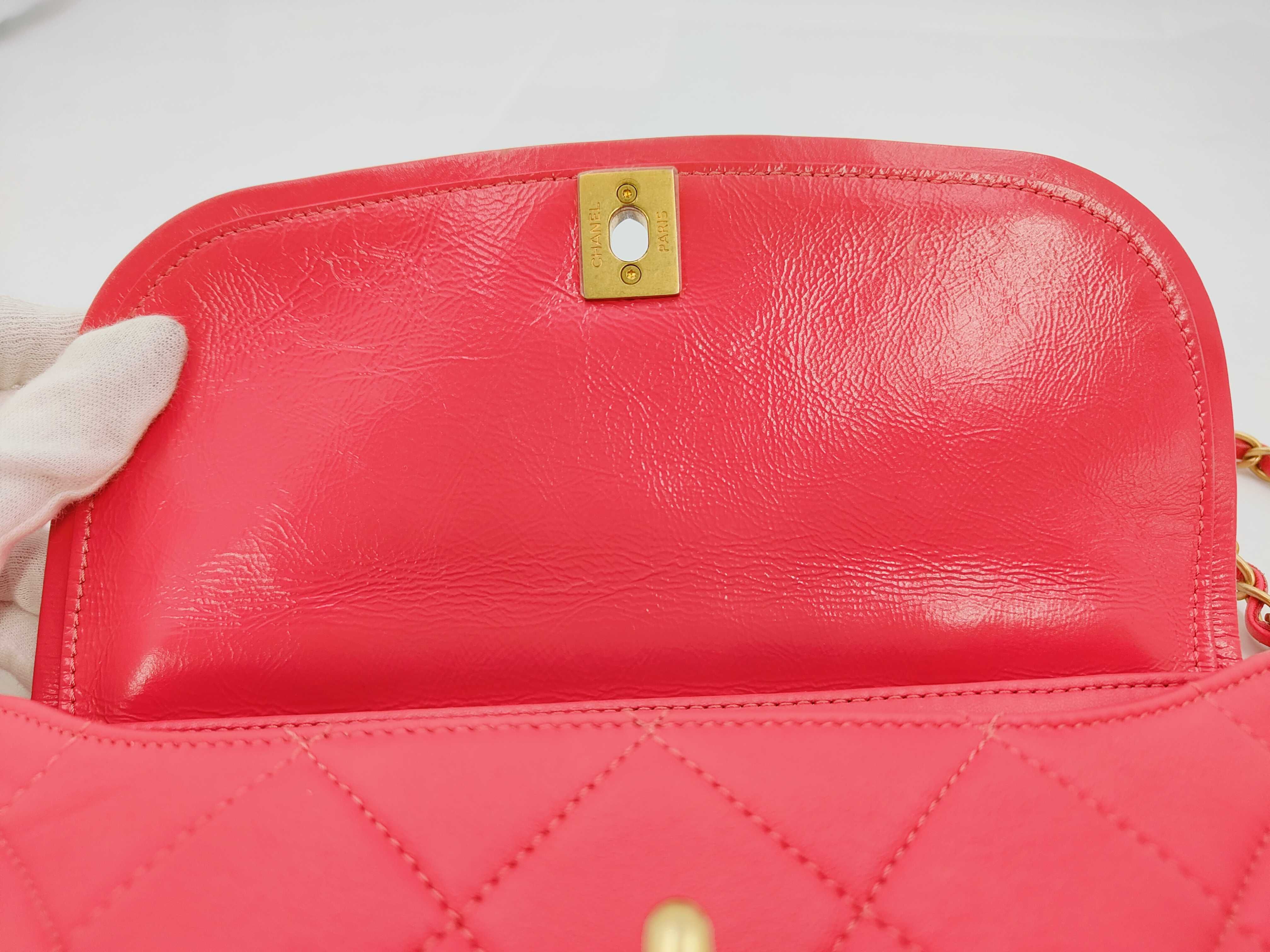Medium-sized quilted calfskin flap bag with handle, gold hardware, item number 30, with card holder, shoulder bag. — view 12