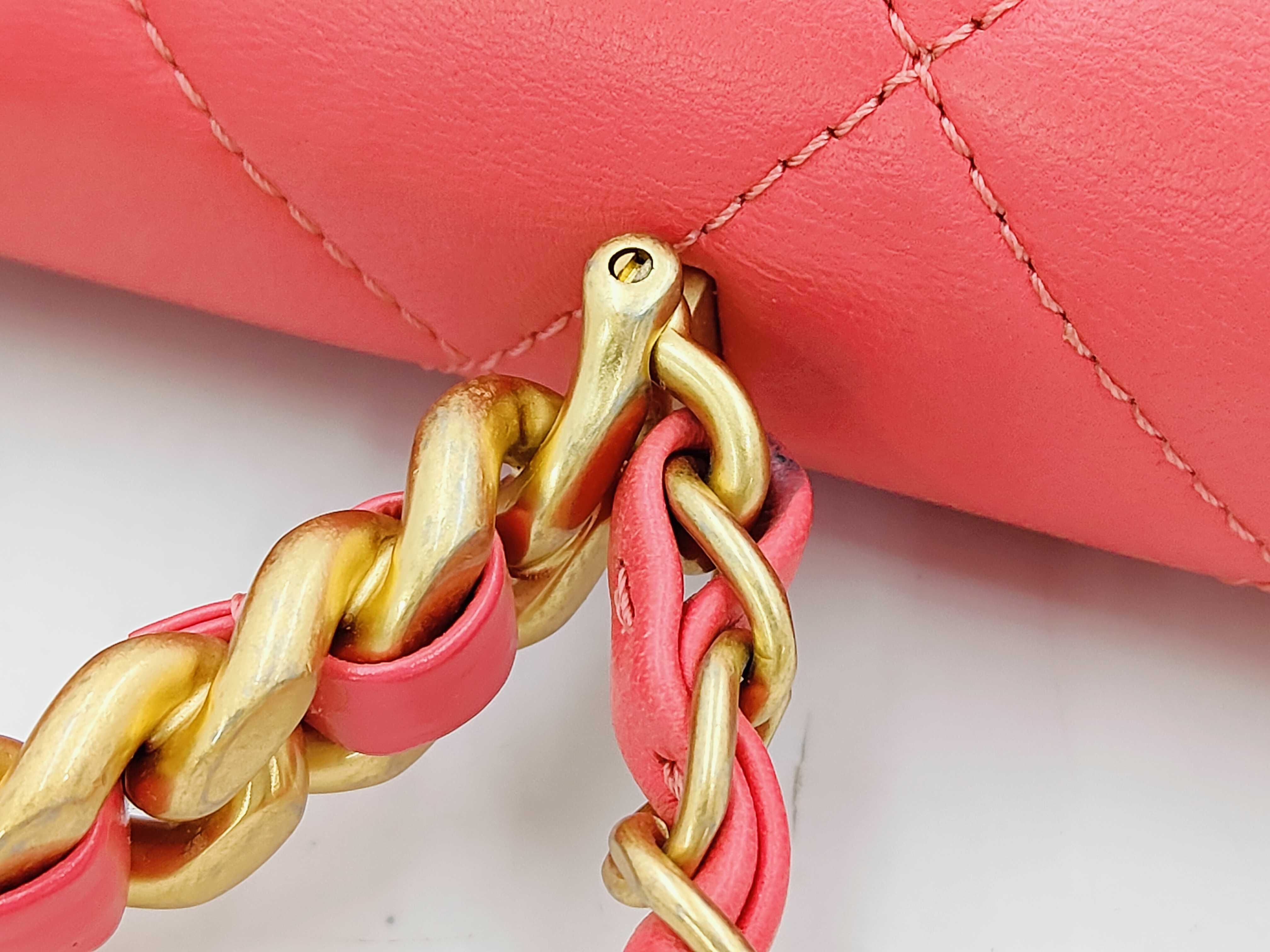 Medium-sized quilted calfskin flap bag with handle, gold hardware, item number 30, with card holder, shoulder bag. — view 6