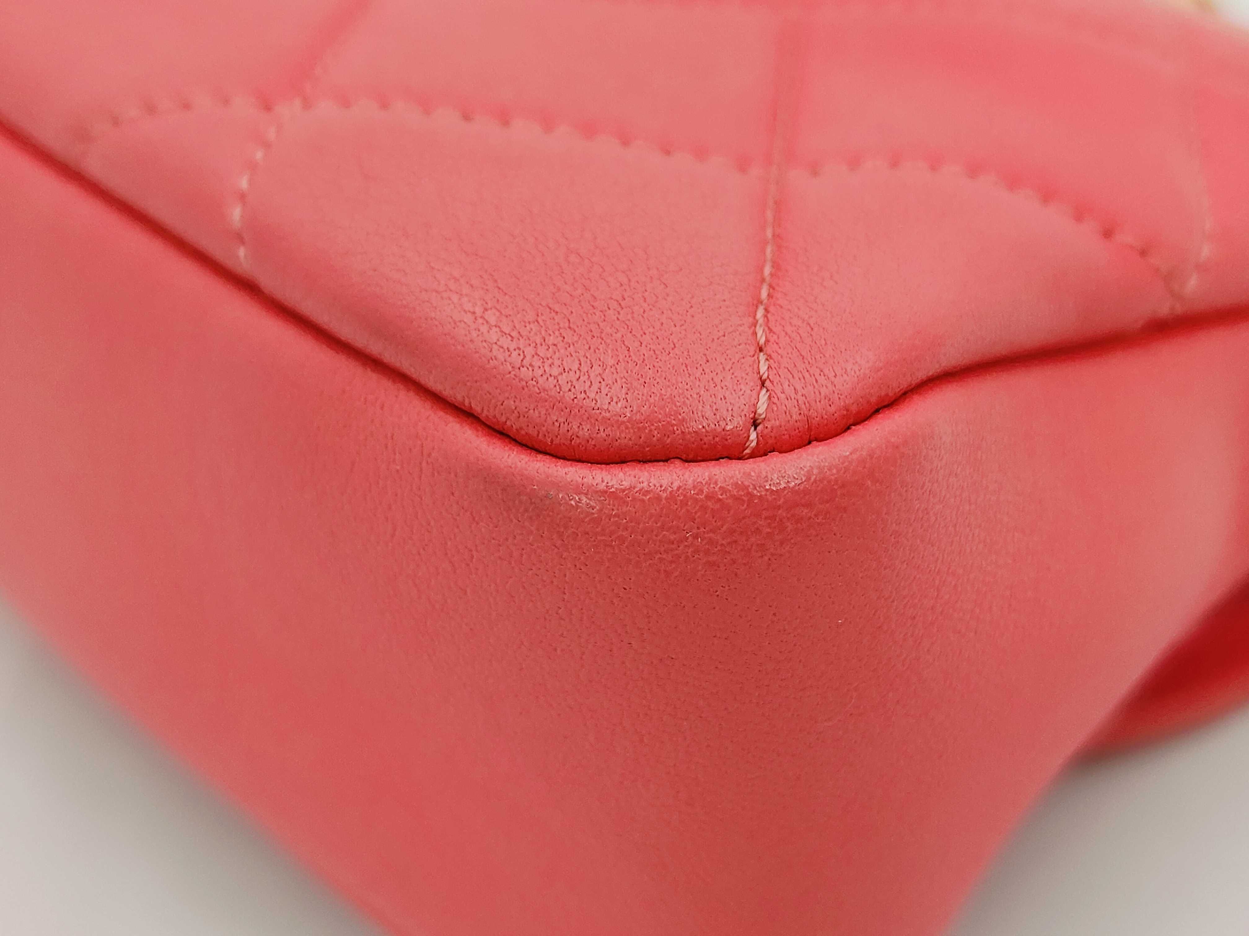 Medium-sized quilted calfskin flap bag with handle, gold hardware, item number 30, with card holder, shoulder bag. — view 8