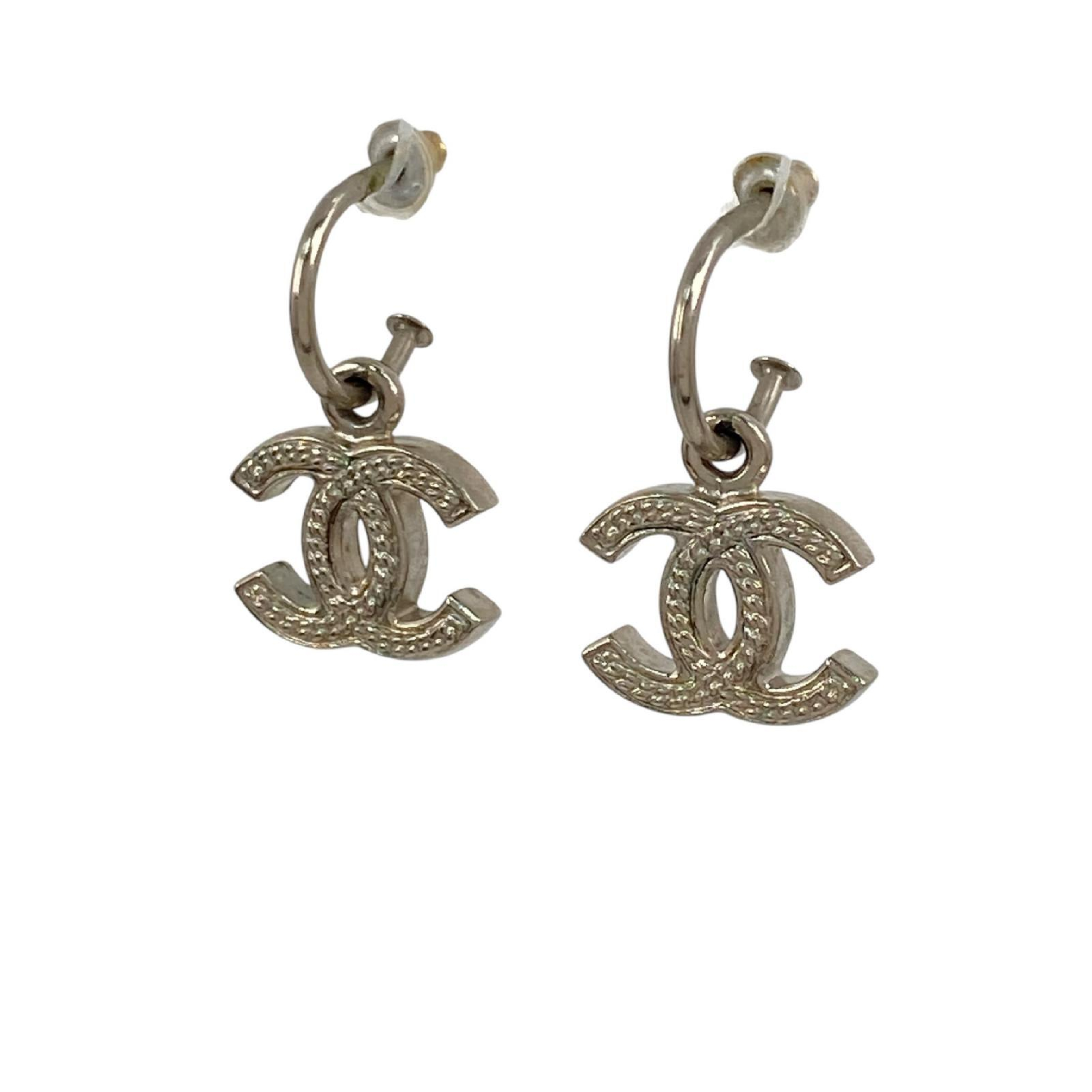 【*Shipped from: Hong Kong*】CHANEL Silver-colored Metal Coco Mark Earrings 06P — view 2